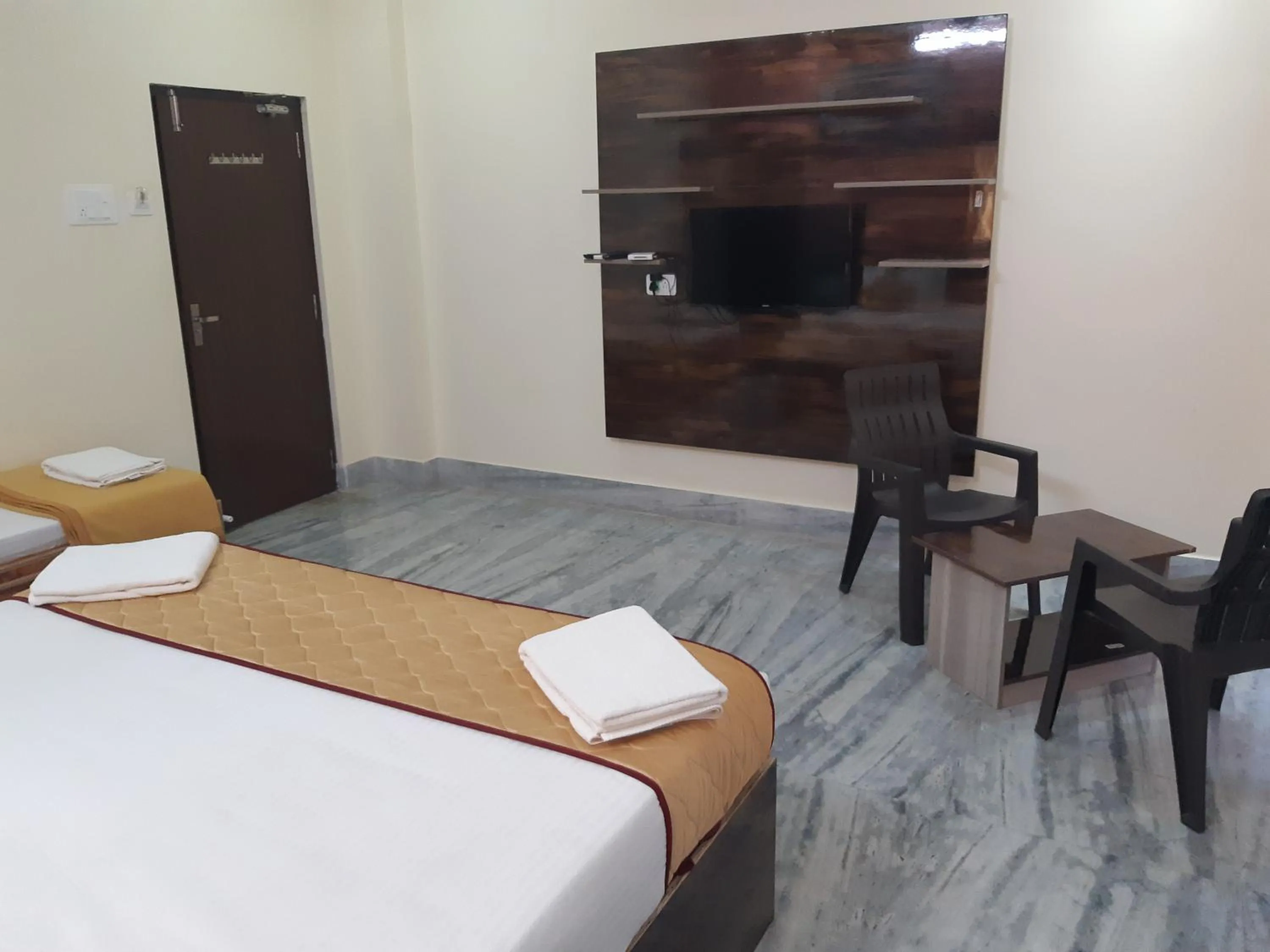 Photo of the whole room, Bed in Devansh Bhanu Residency DBR