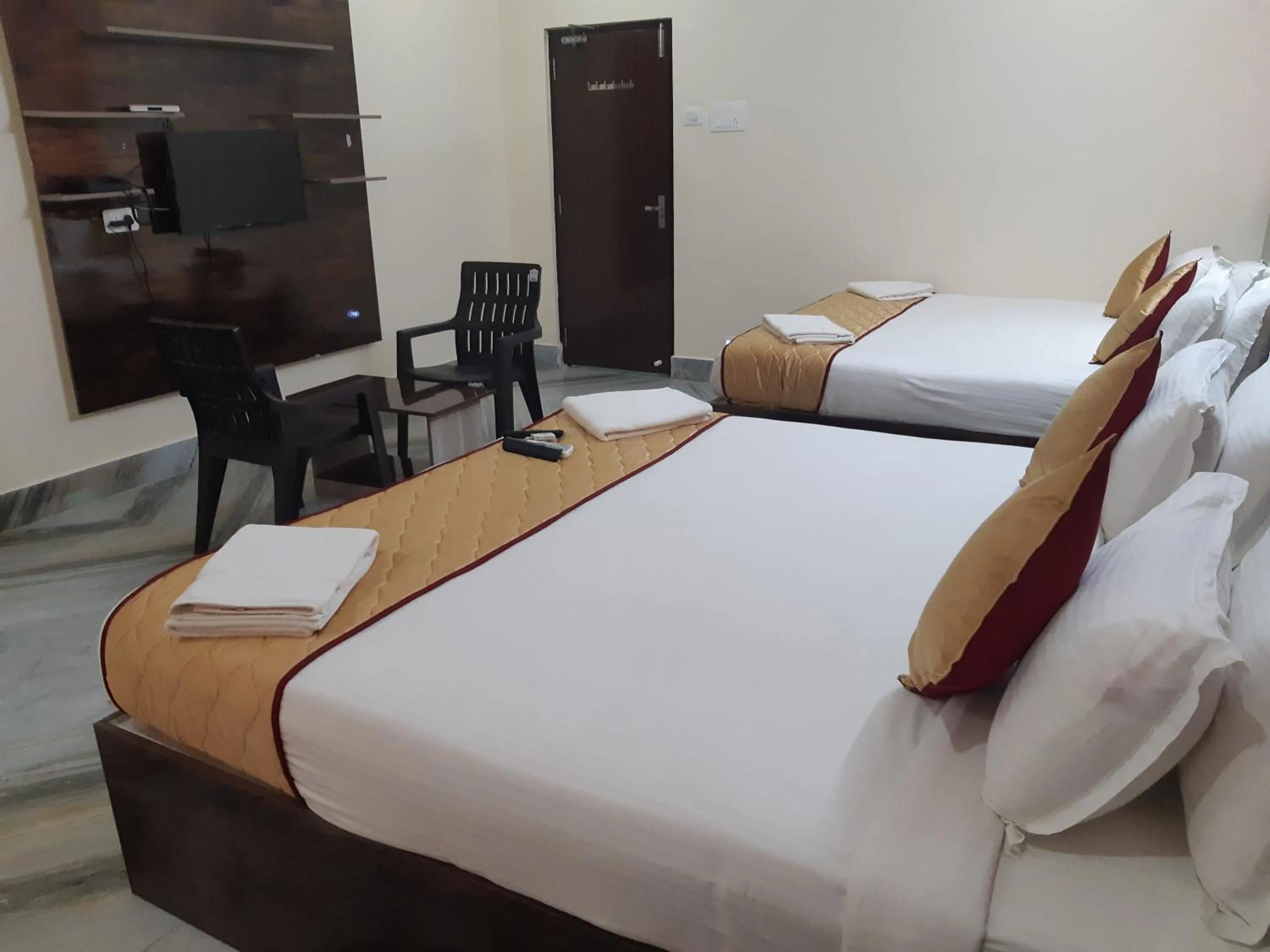 Bedroom, Bed in Devansh Bhanu Residency DBR