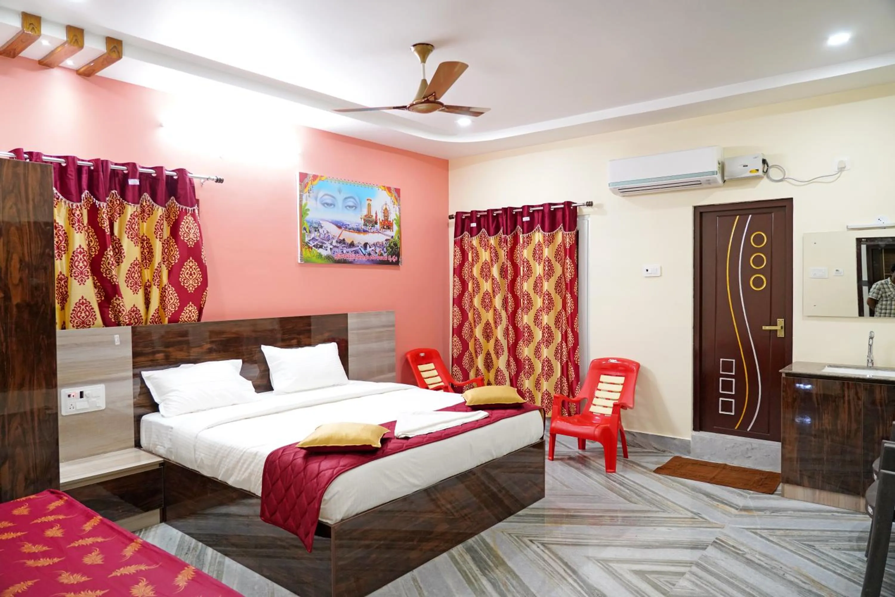 Photo of the whole room, Bed in Devansh Bhanu Residency DBR