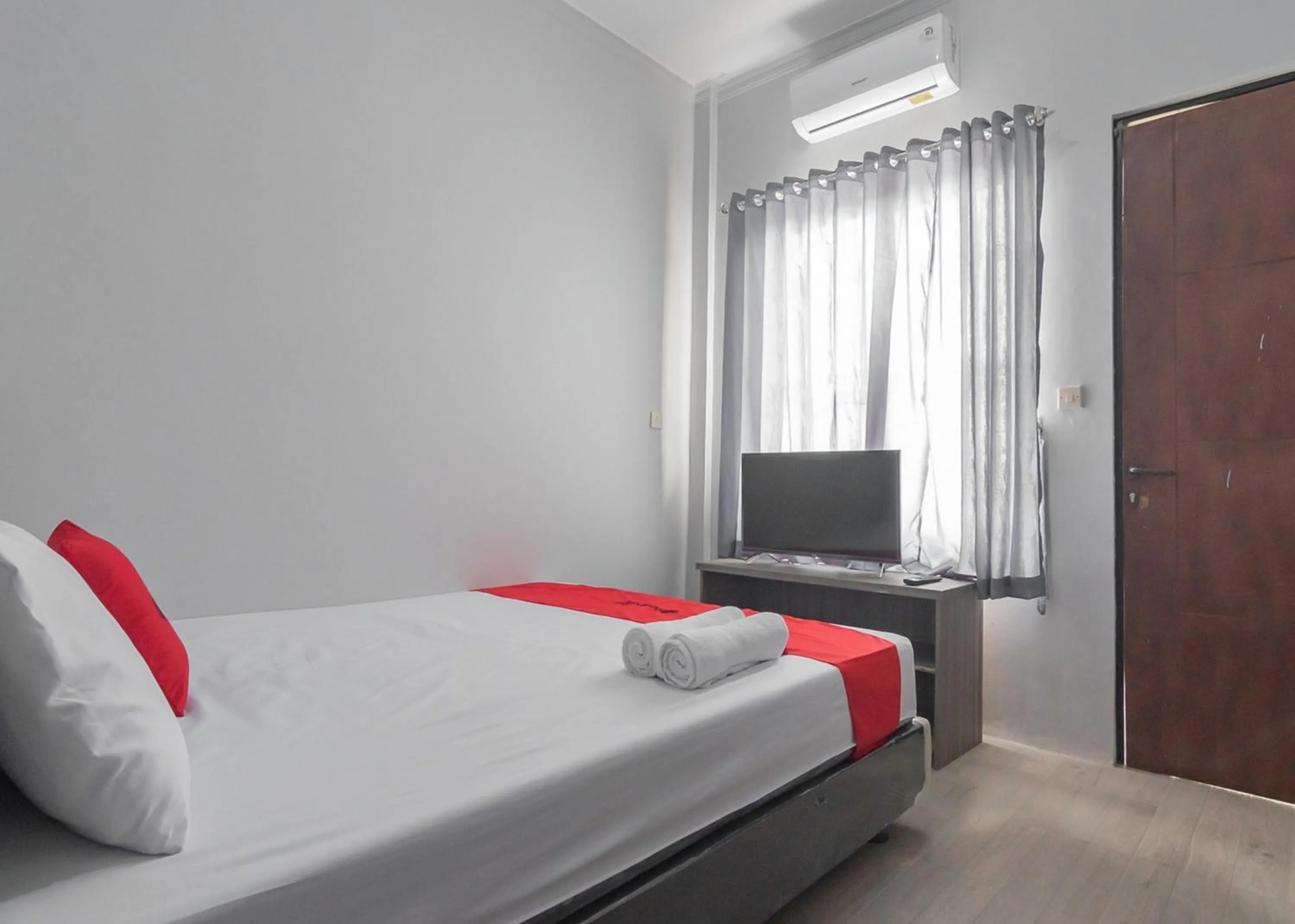 Bed in RedDoorz Syariah near Wisata Situ Gunung Sukabumi