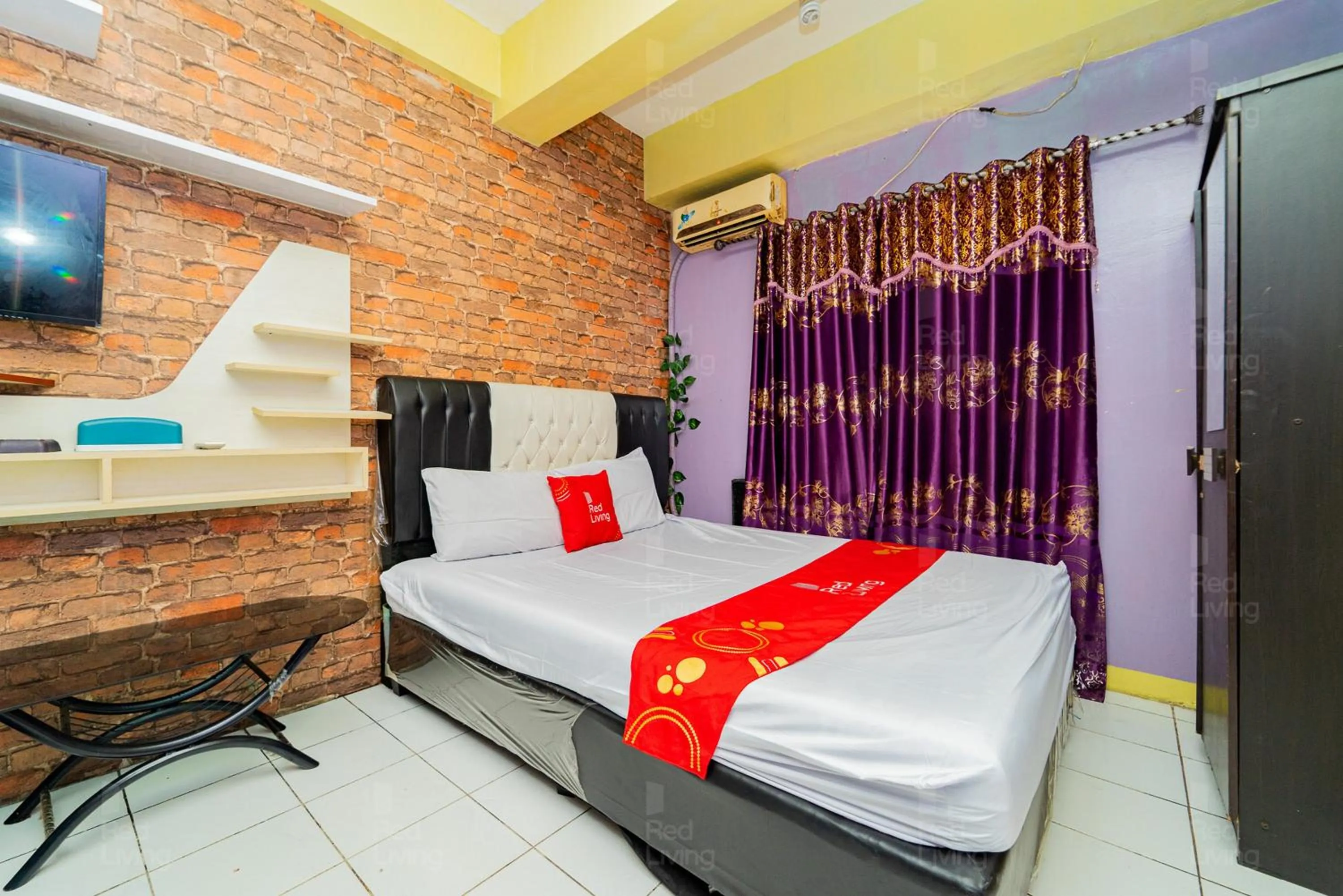 Bedroom, Bed in Apartemen City Park - Rendy Room Tower H18
