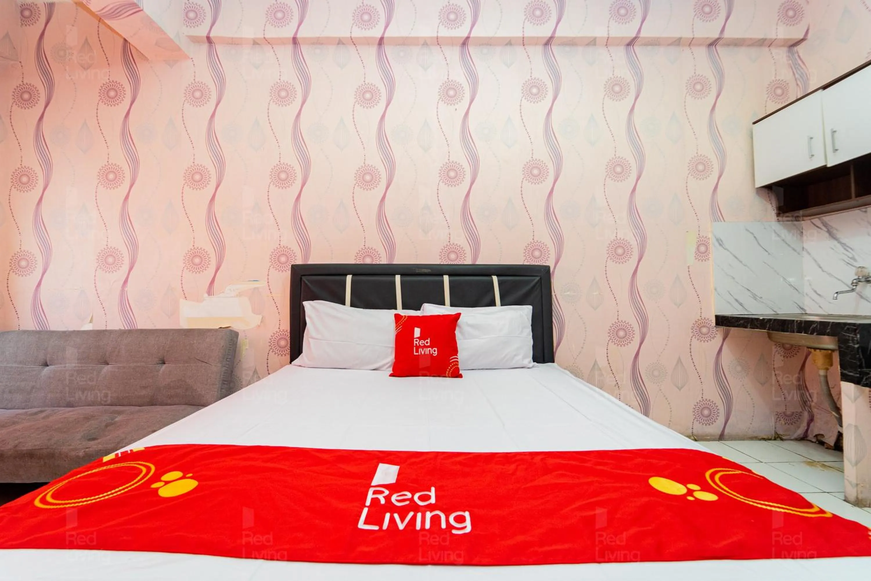 Bedroom, Bed in Apartemen City Park - Rendy Room Tower H18