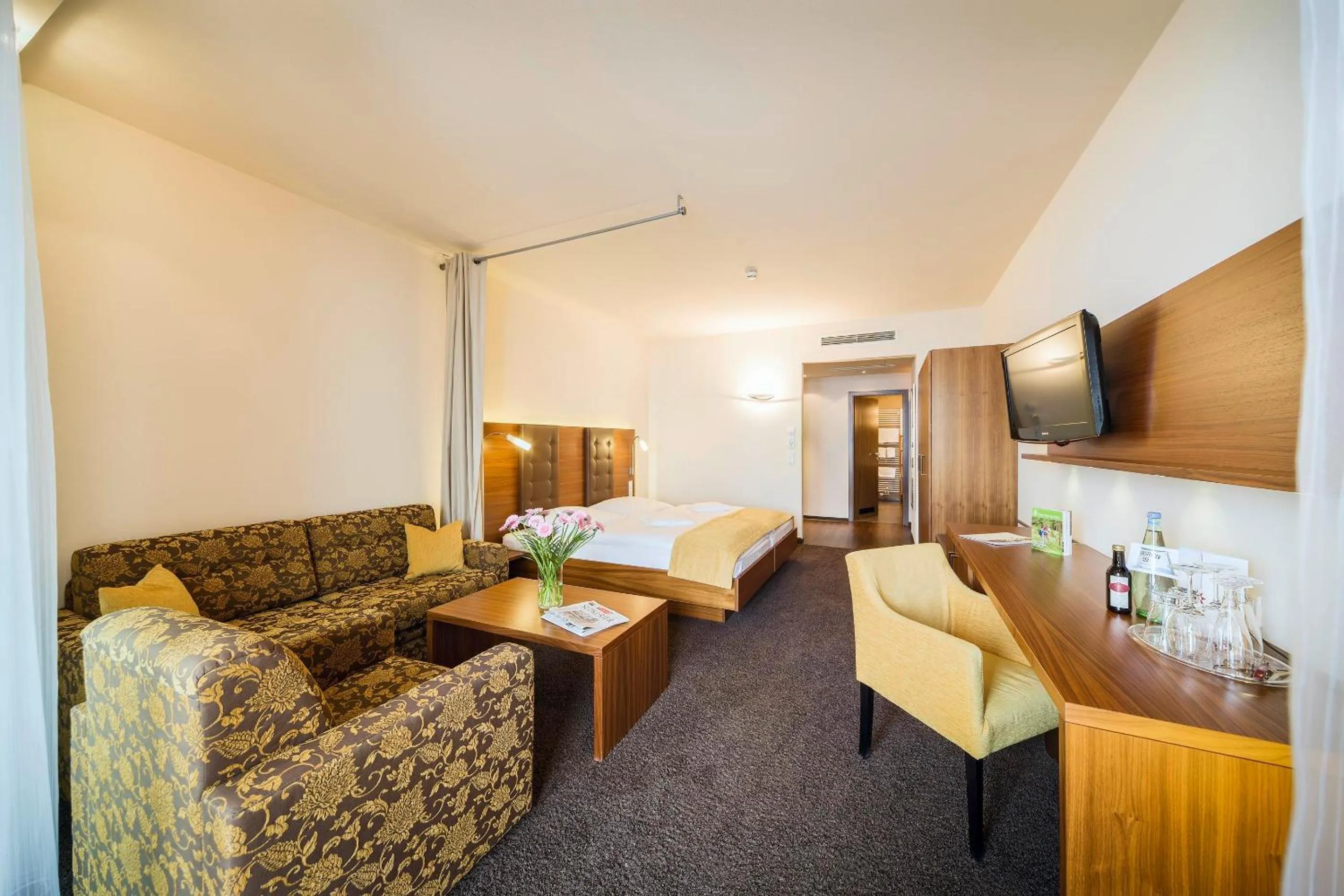 Photo of the whole room, Bed in Flair Hotel zum Schiff