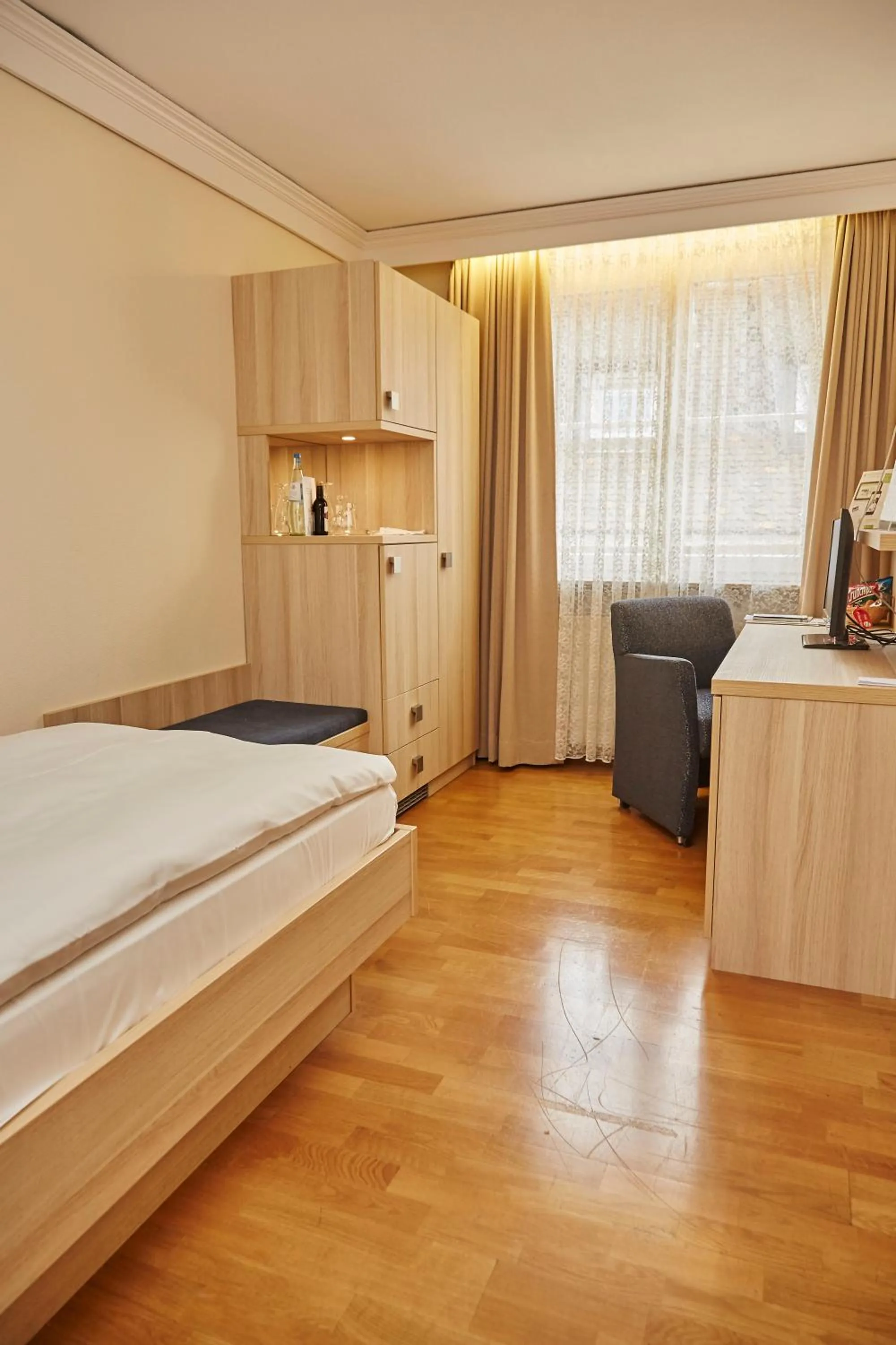 Photo of the whole room, Bed in Flair Hotel zum Schiff