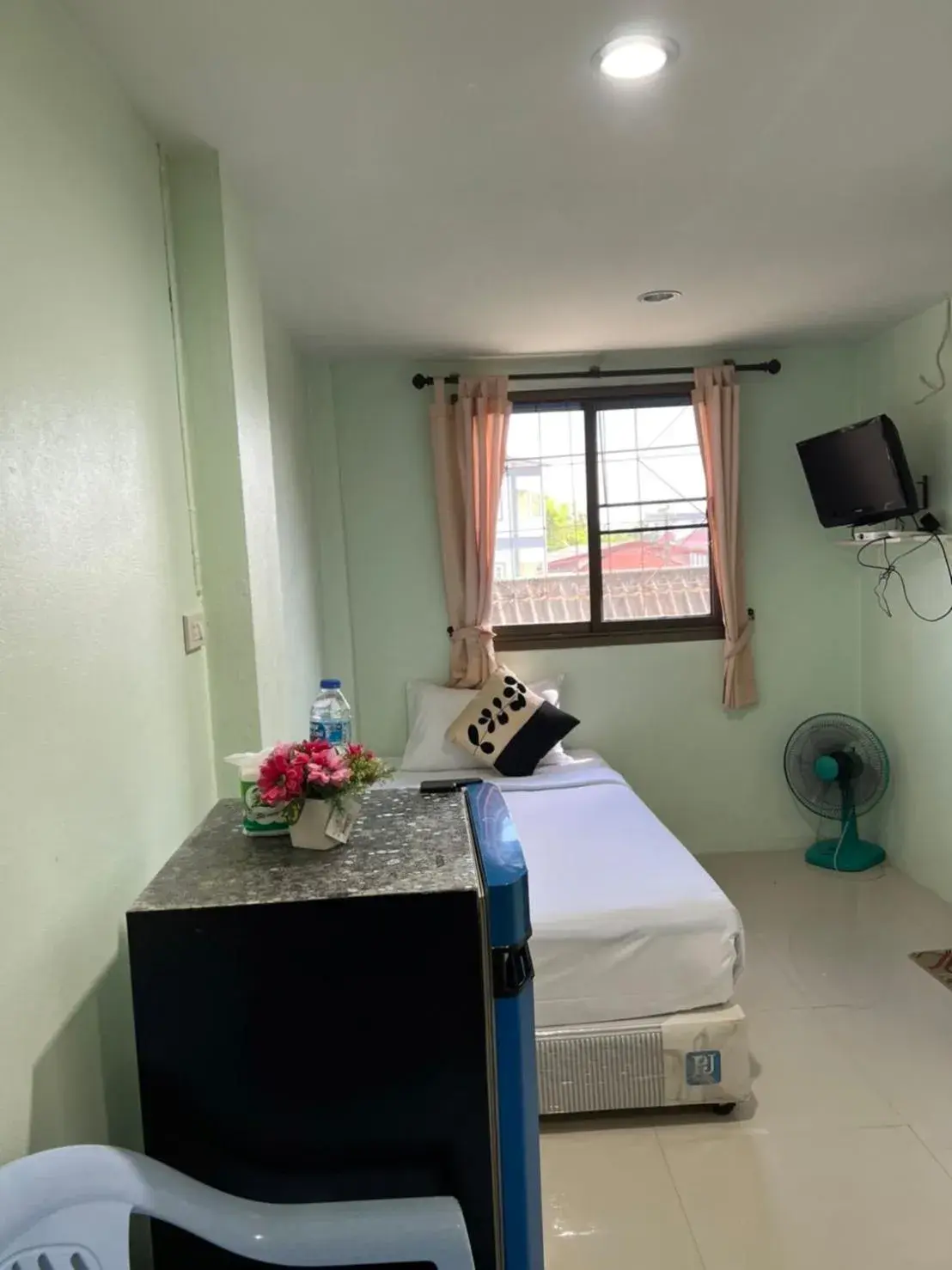 Double Room in OYO 75377 Check In House Double Room in OYO 75377 Check In House