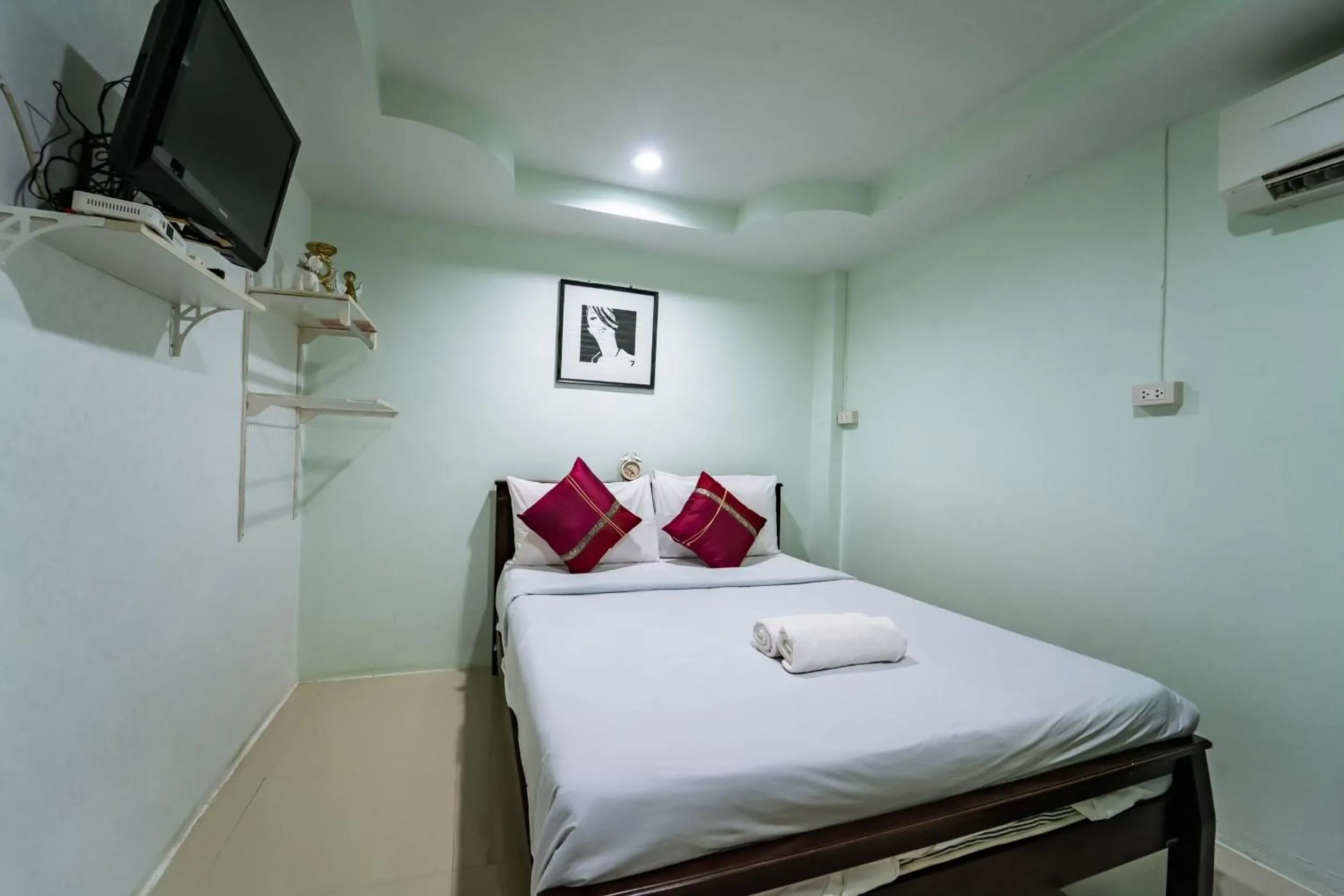 Bedroom in OYO 75377 Check In House
