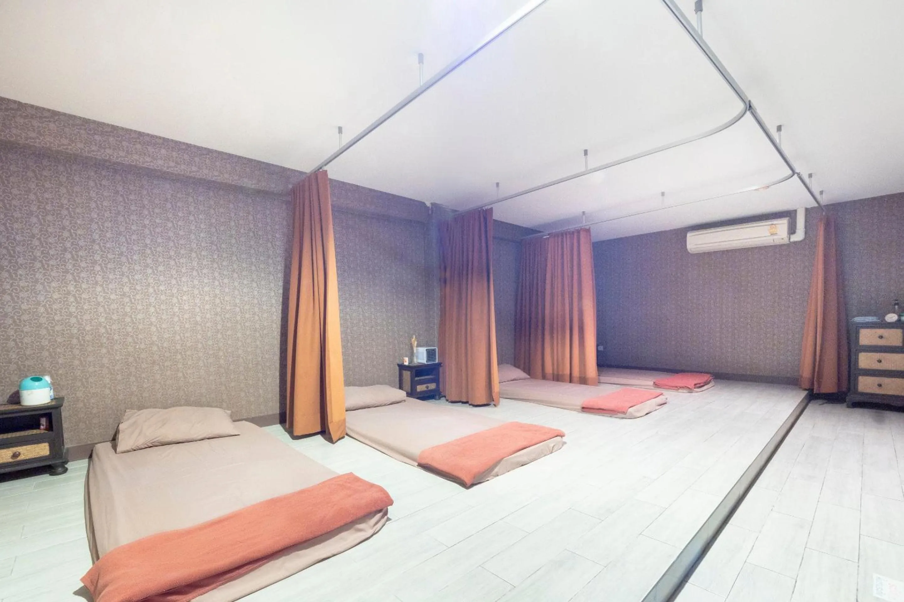 Bed in OYO 75382 Chonburi Hotel