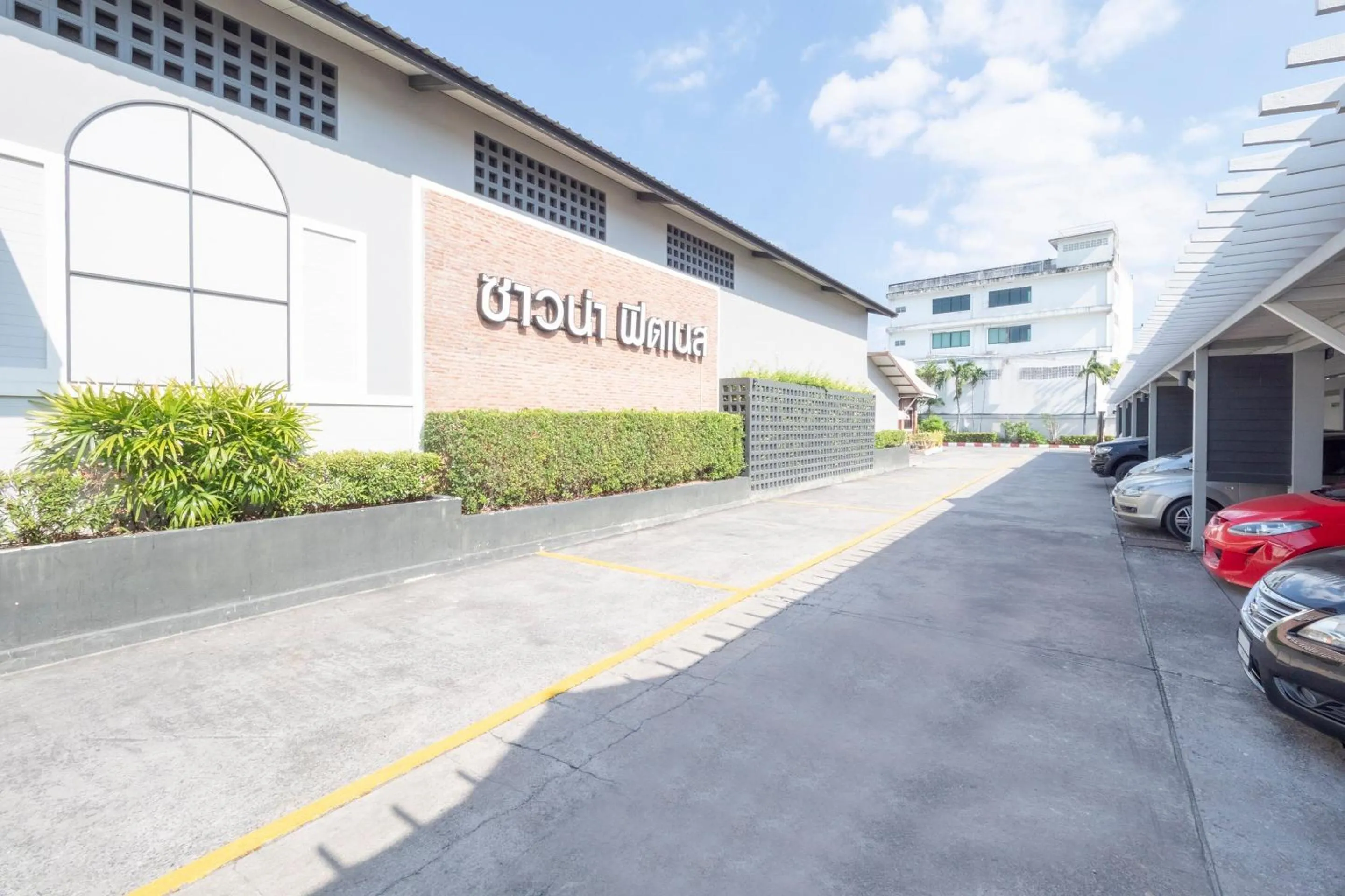 Facade/entrance in OYO 75382 Chonburi Hotel