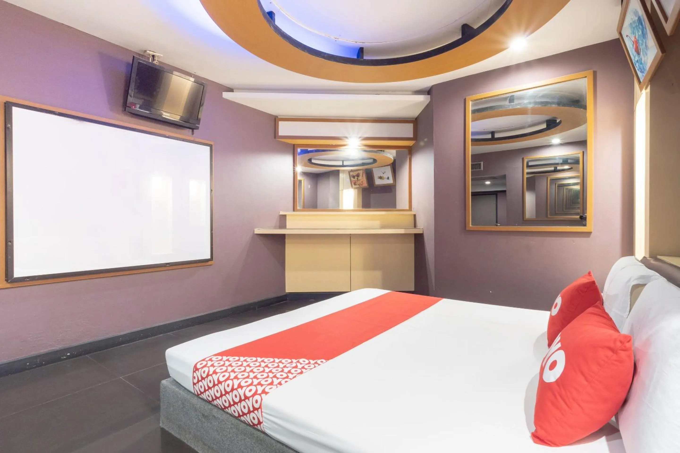 Bedroom, Bed in OYO 75382 Chonburi Hotel