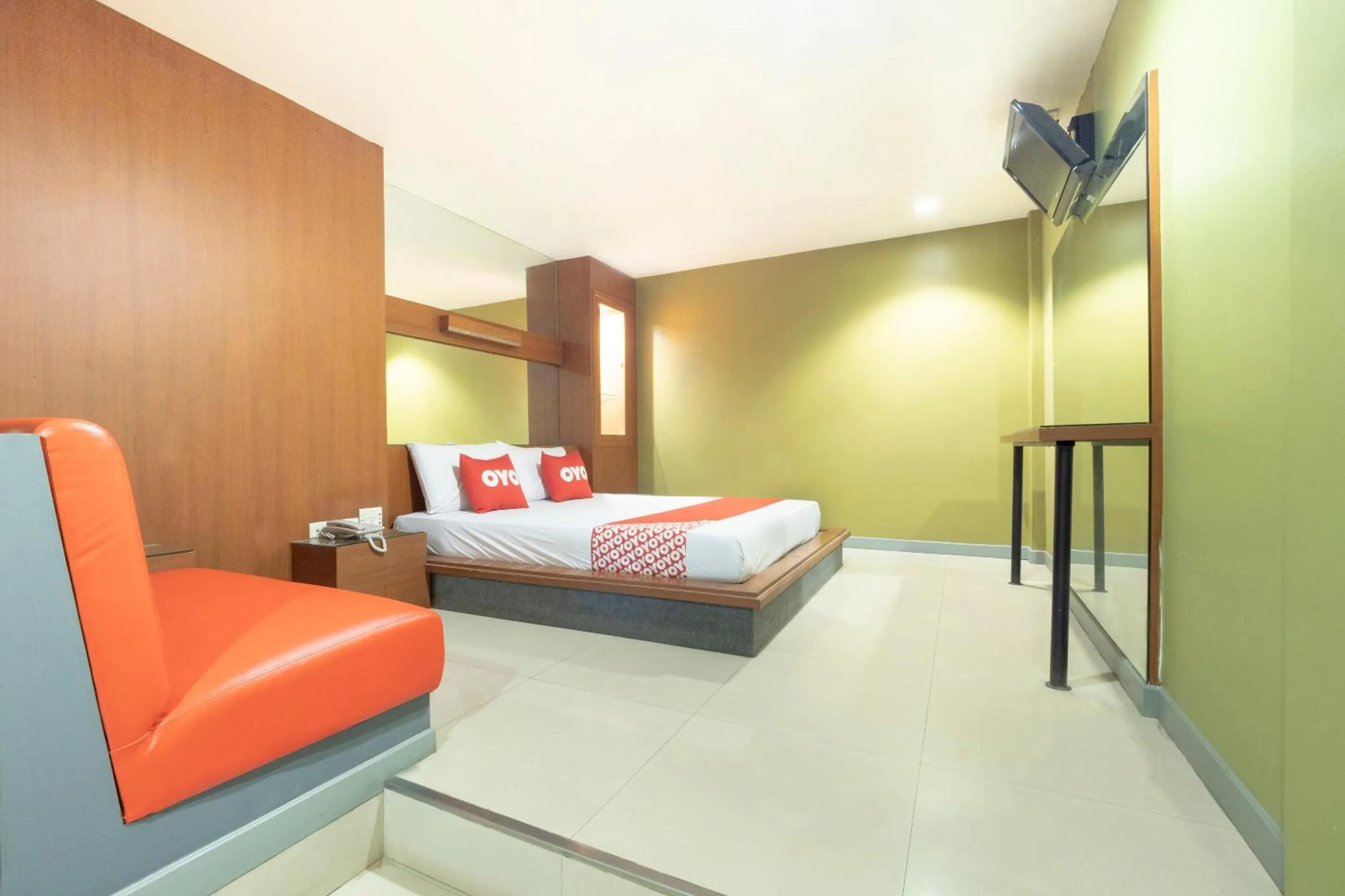 Bedroom, Bed in OYO 75382 Chonburi Hotel