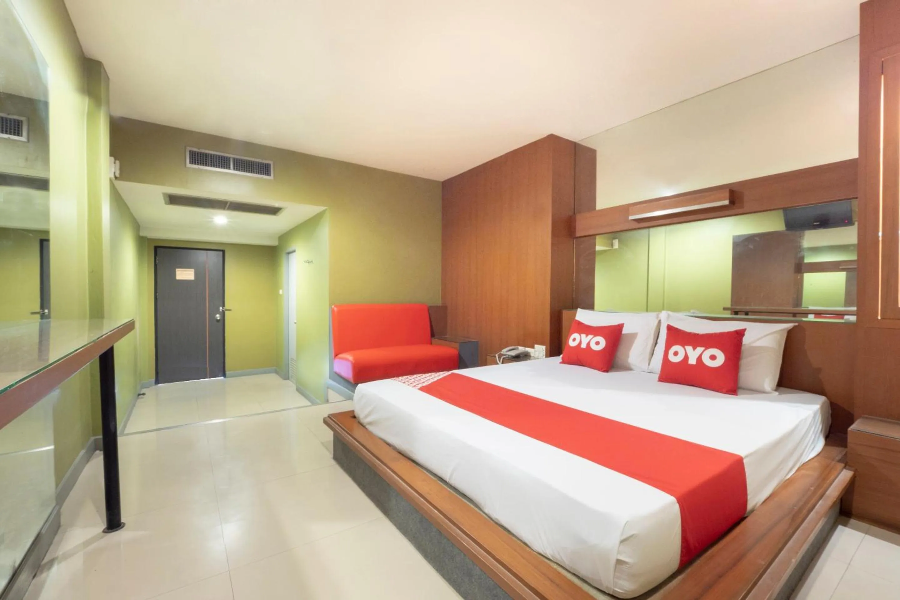 Bedroom, Bed in OYO 75382 Chonburi Hotel