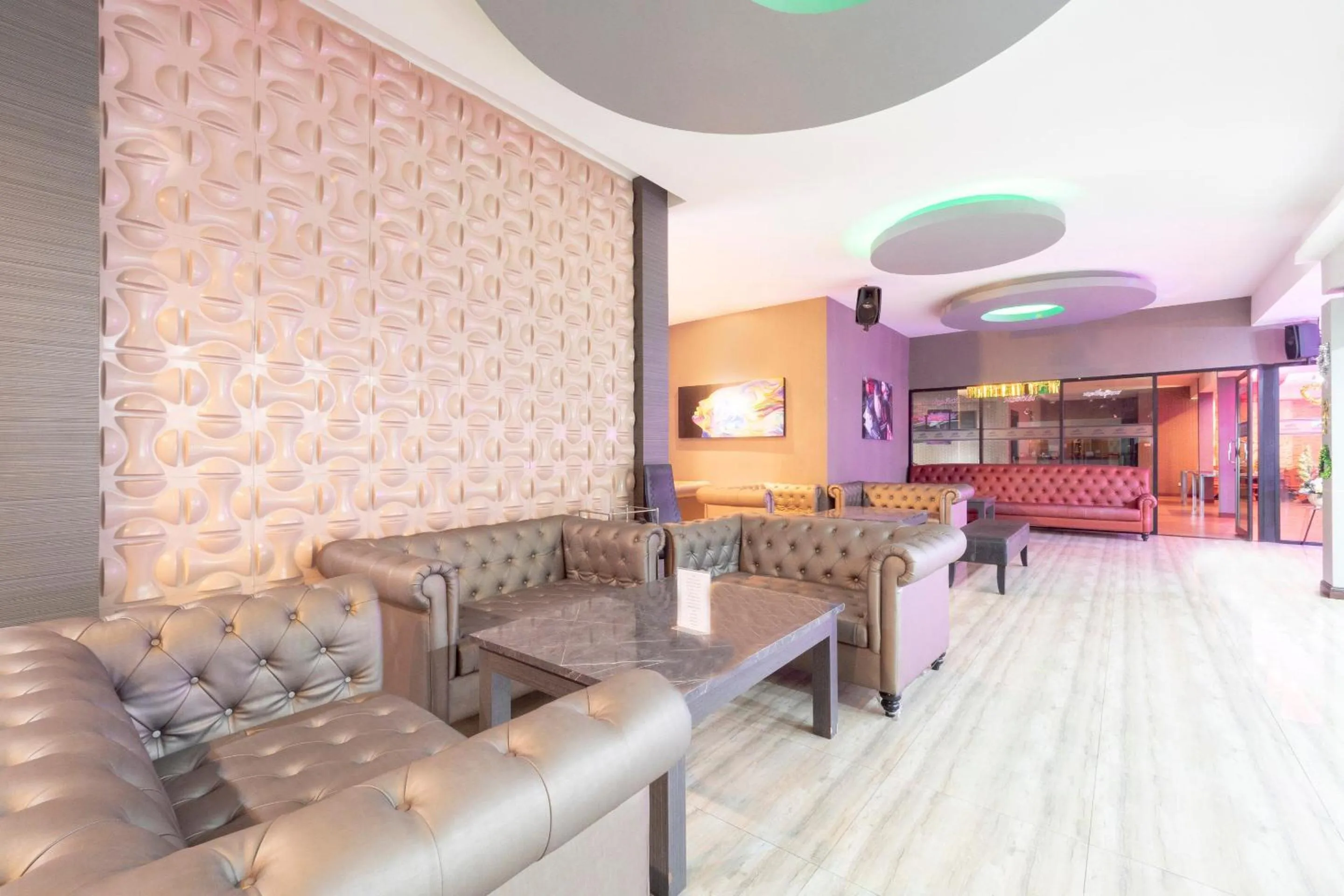 Restaurant/places to eat in OYO 75382 Chonburi Hotel