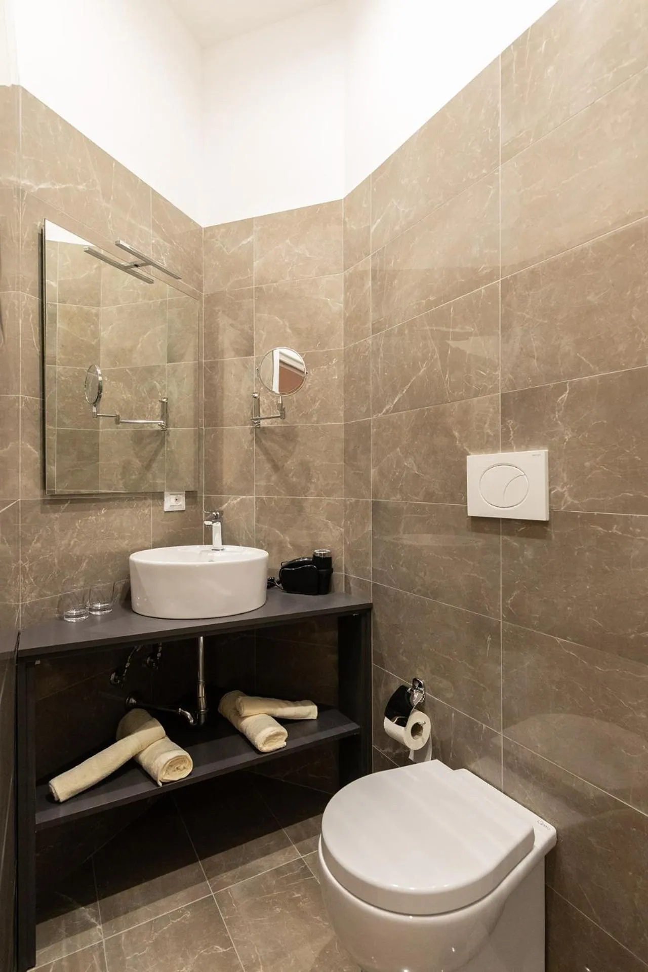 Bathroom in FJ Bianco Guest House