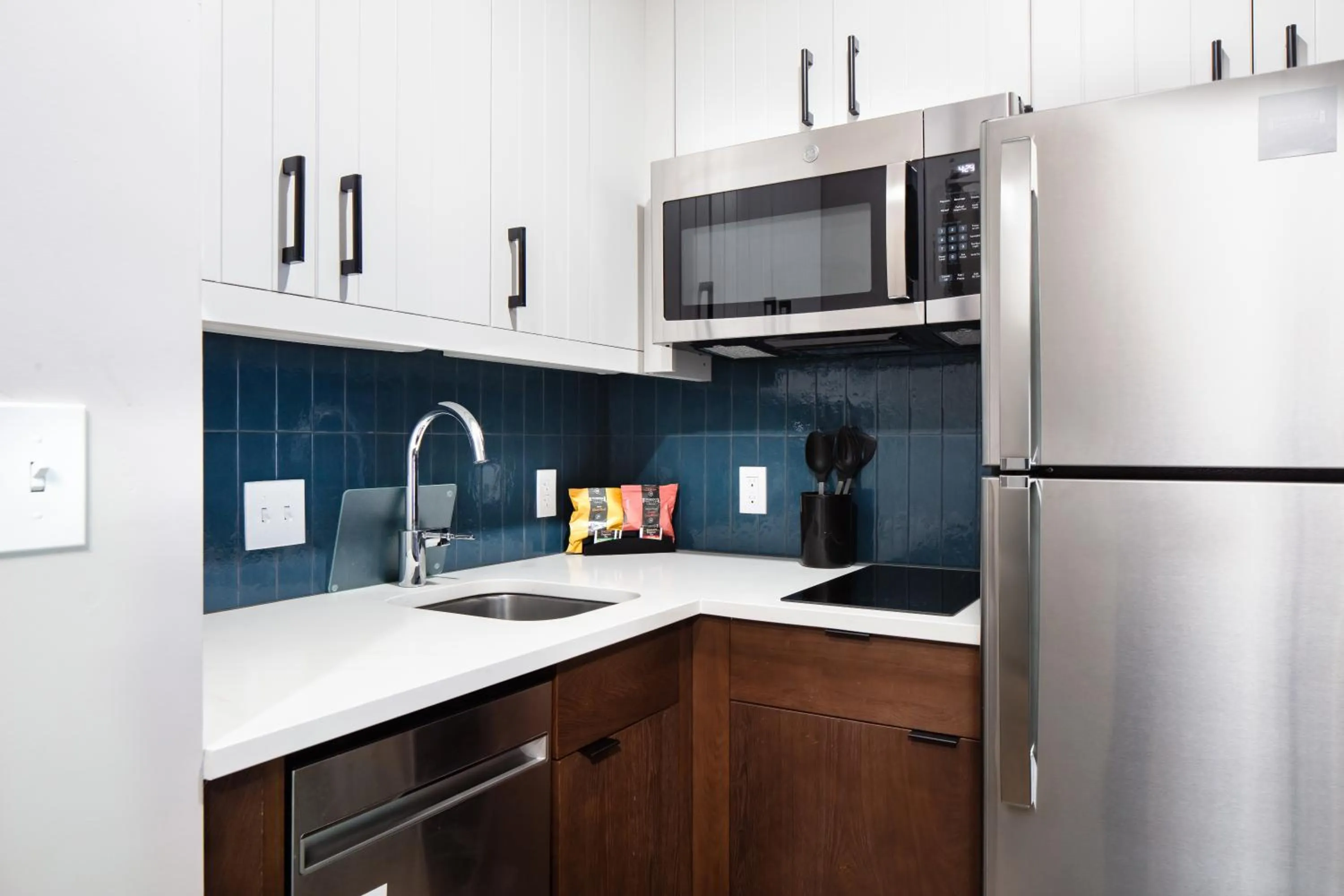 Kitchen or kitchenette in Staybridge Suites - Iowa City - Coralville by IHG