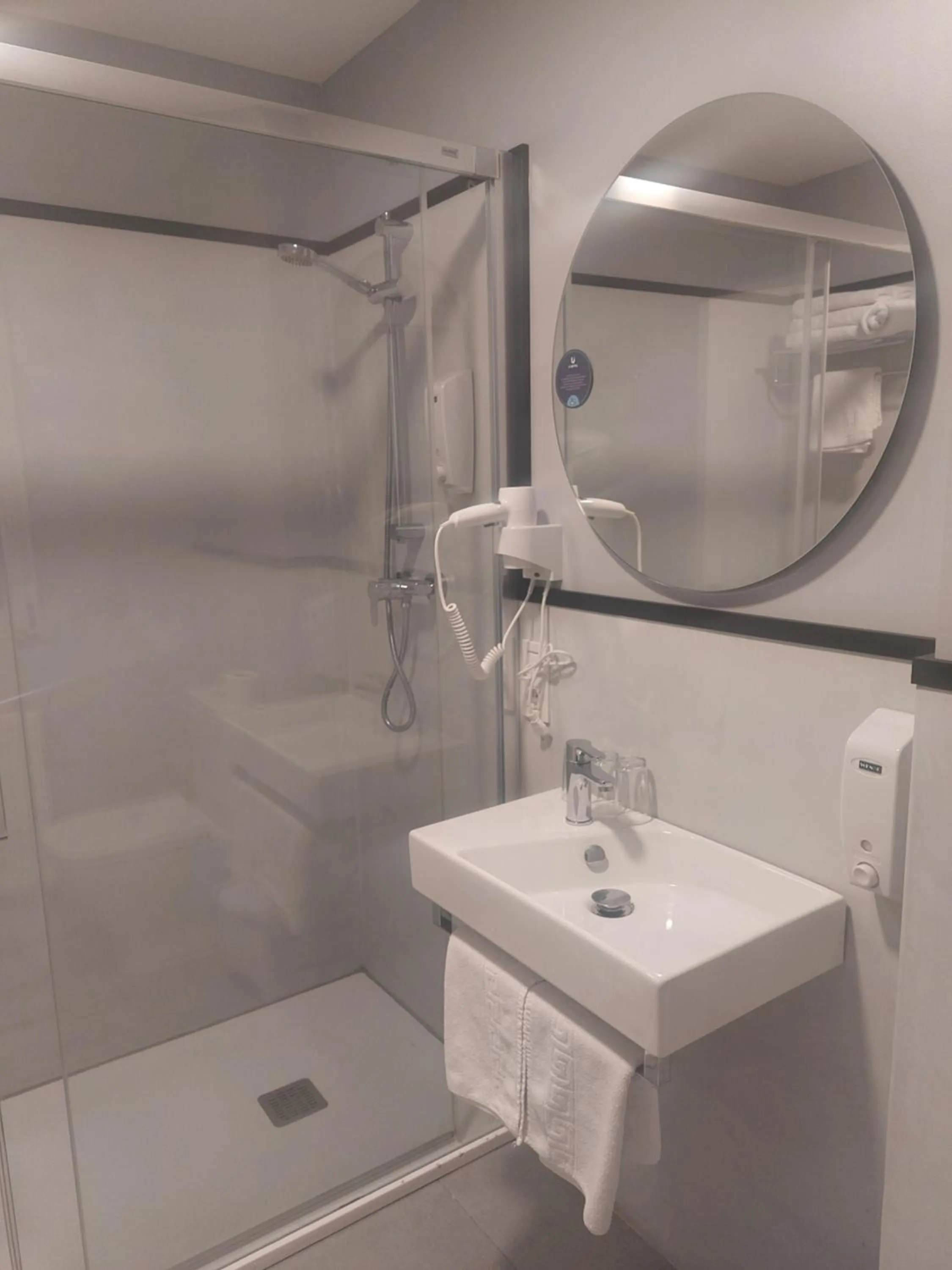 Shower in U-Hotel Darío Lugo