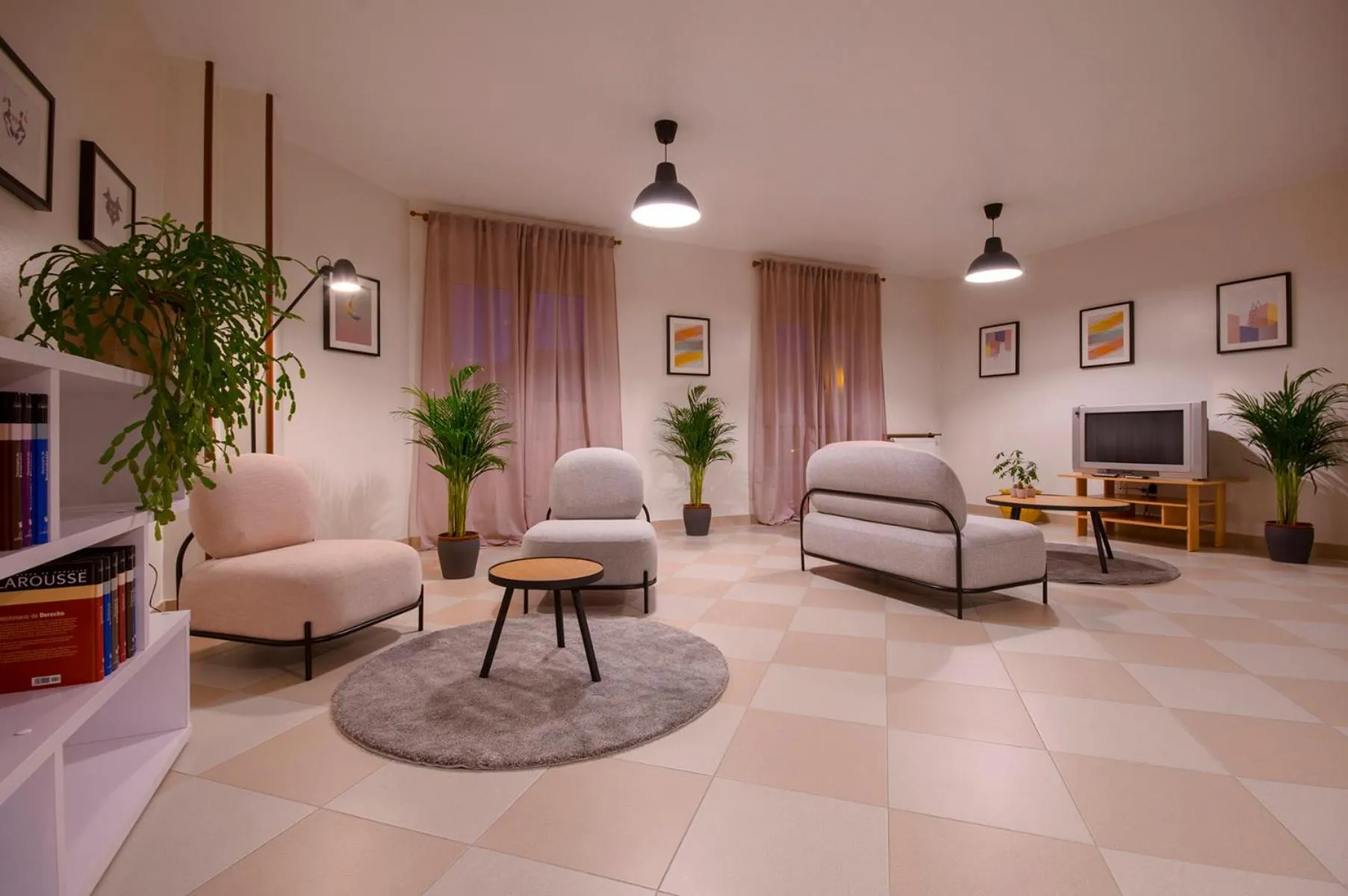 Communal lounge/ TV room in U-Hotel Darío Lugo