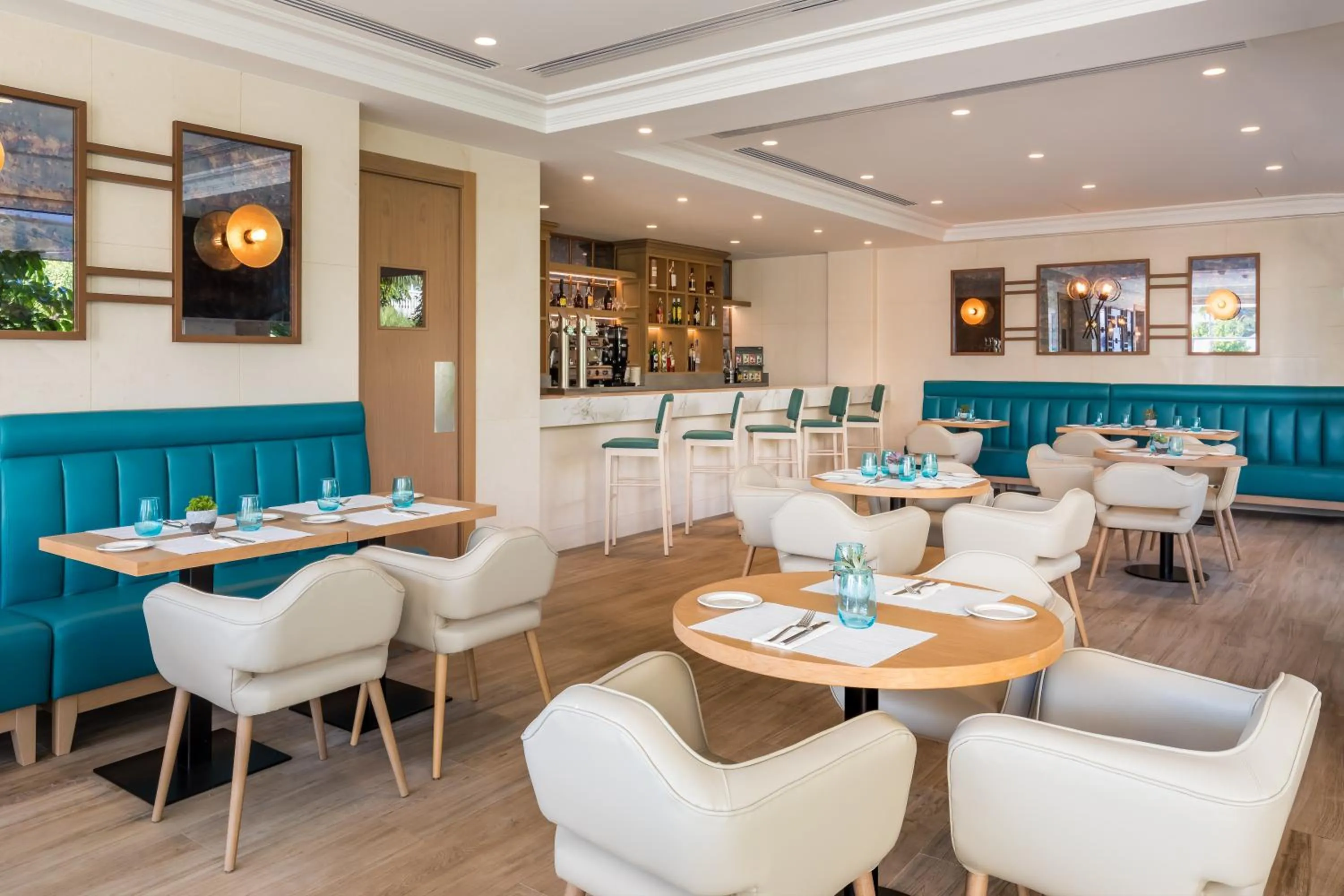 Lounge or bar in Barceló la Nucía Hills