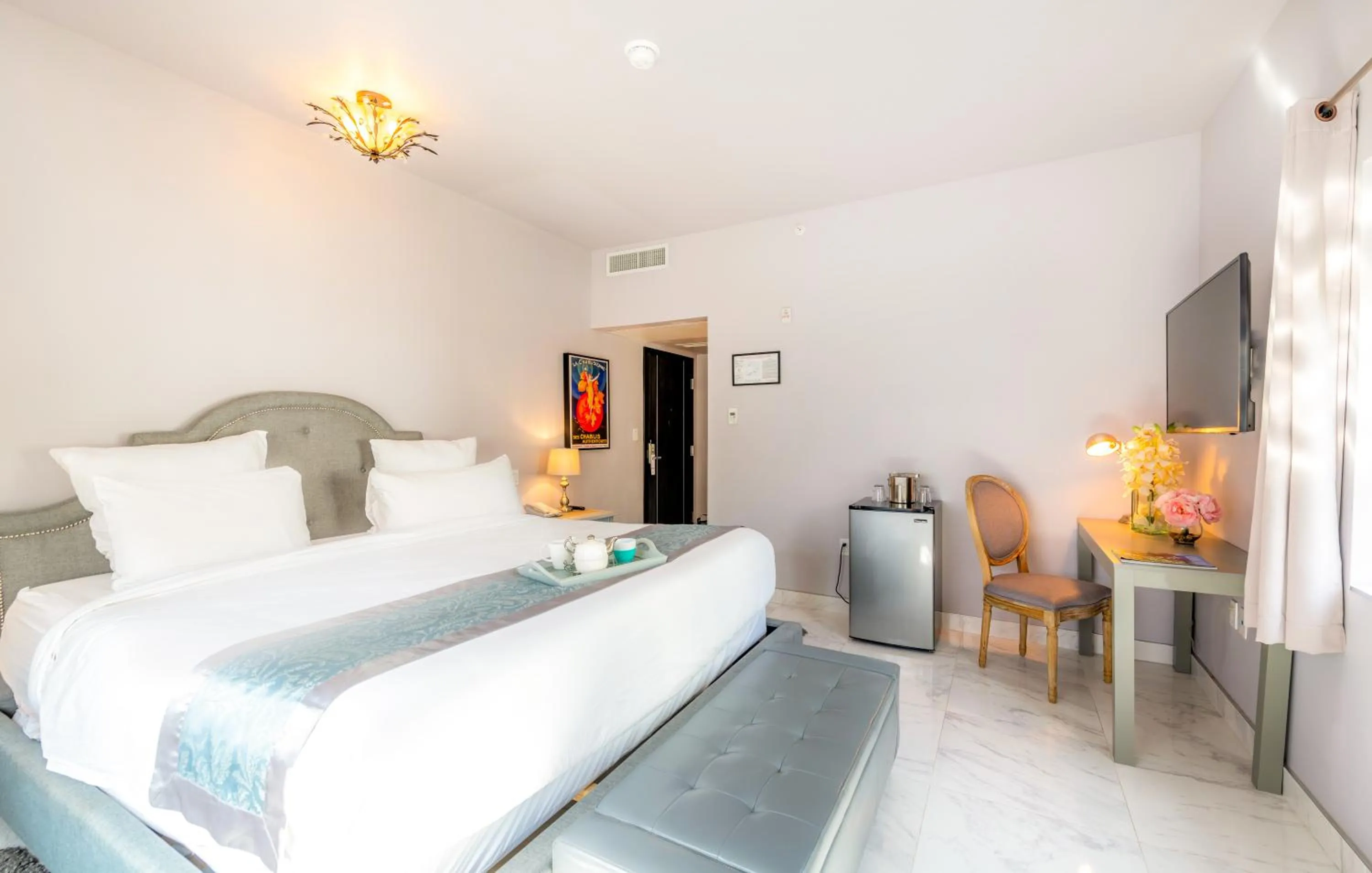 Photo of the whole room, Bed in Secret Garden Miami Beach