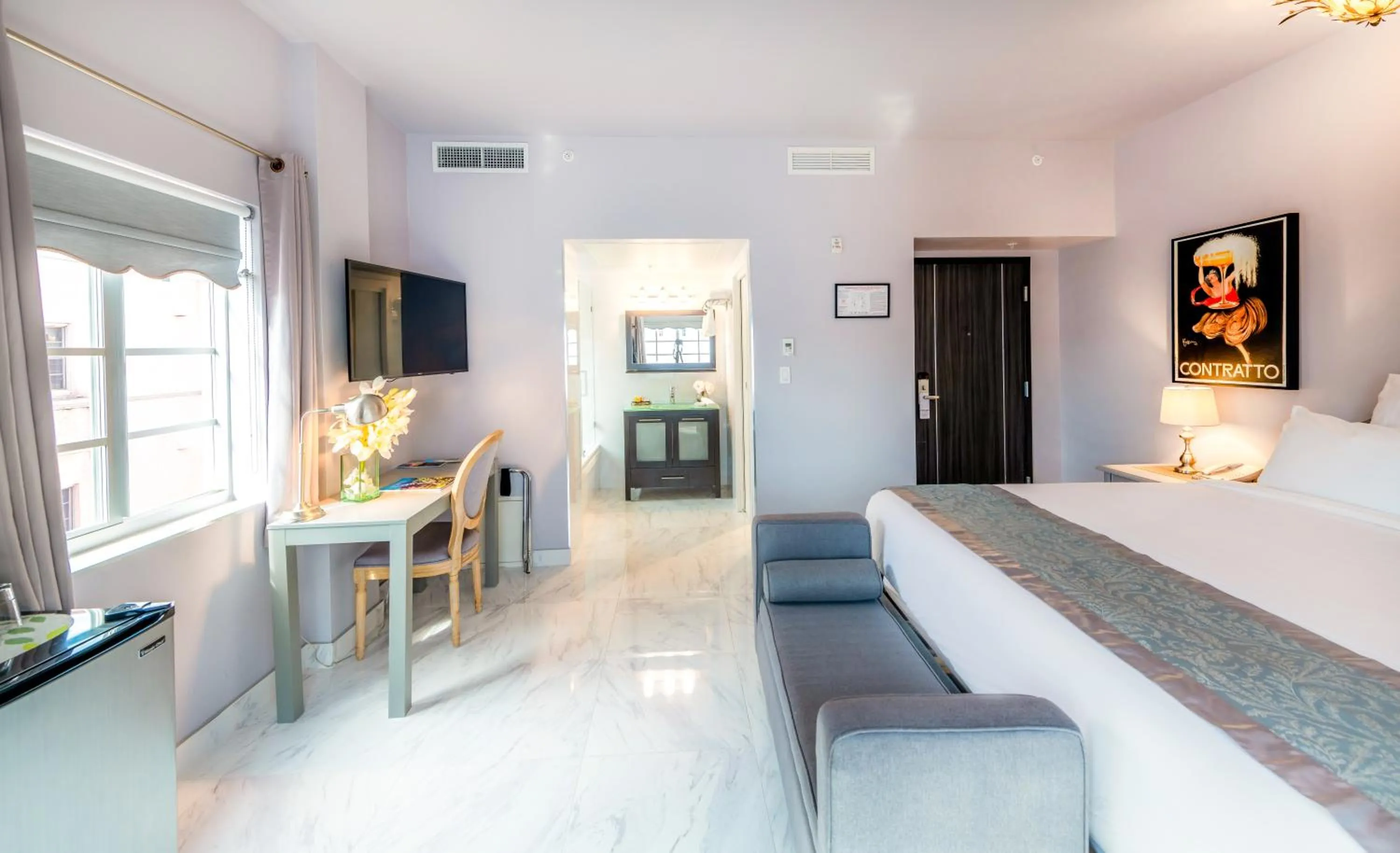 Photo of the whole room, Bed in Secret Garden Miami Beach