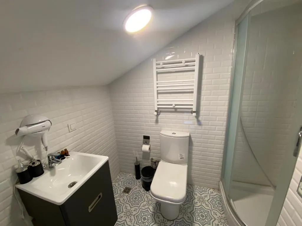 Shower in Gen Suites Cibali