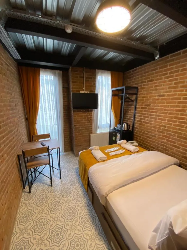 TV and multimedia in Gen Suites Cibali