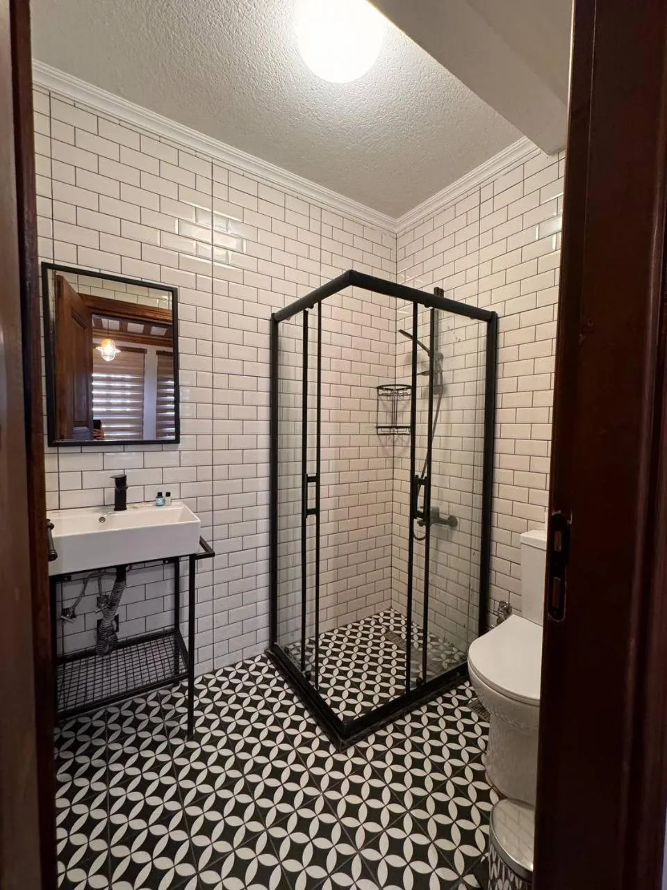 Shower in Gen Suites Cibali