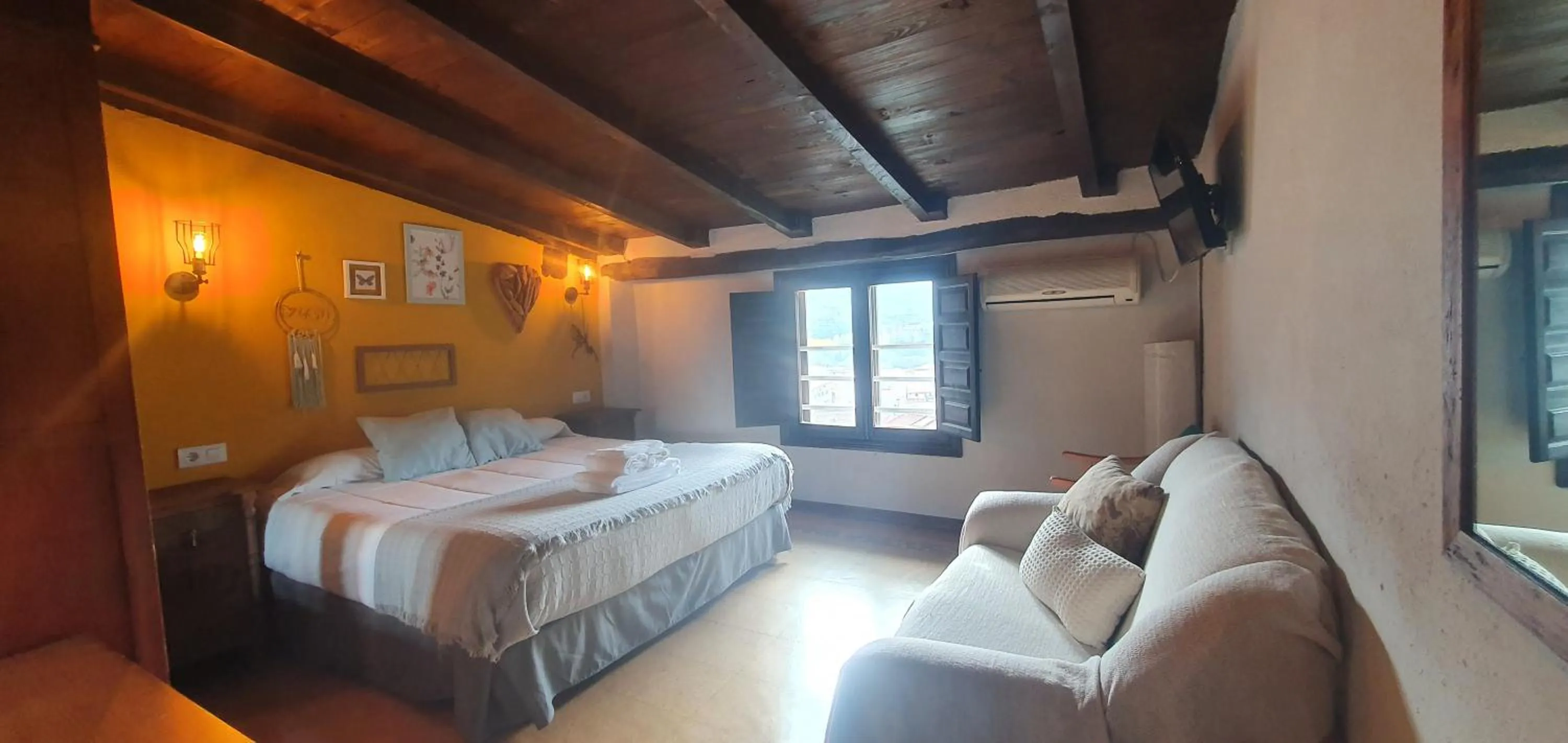 Photo of the whole room, Bed in Hotel Judería Valle del Jerte