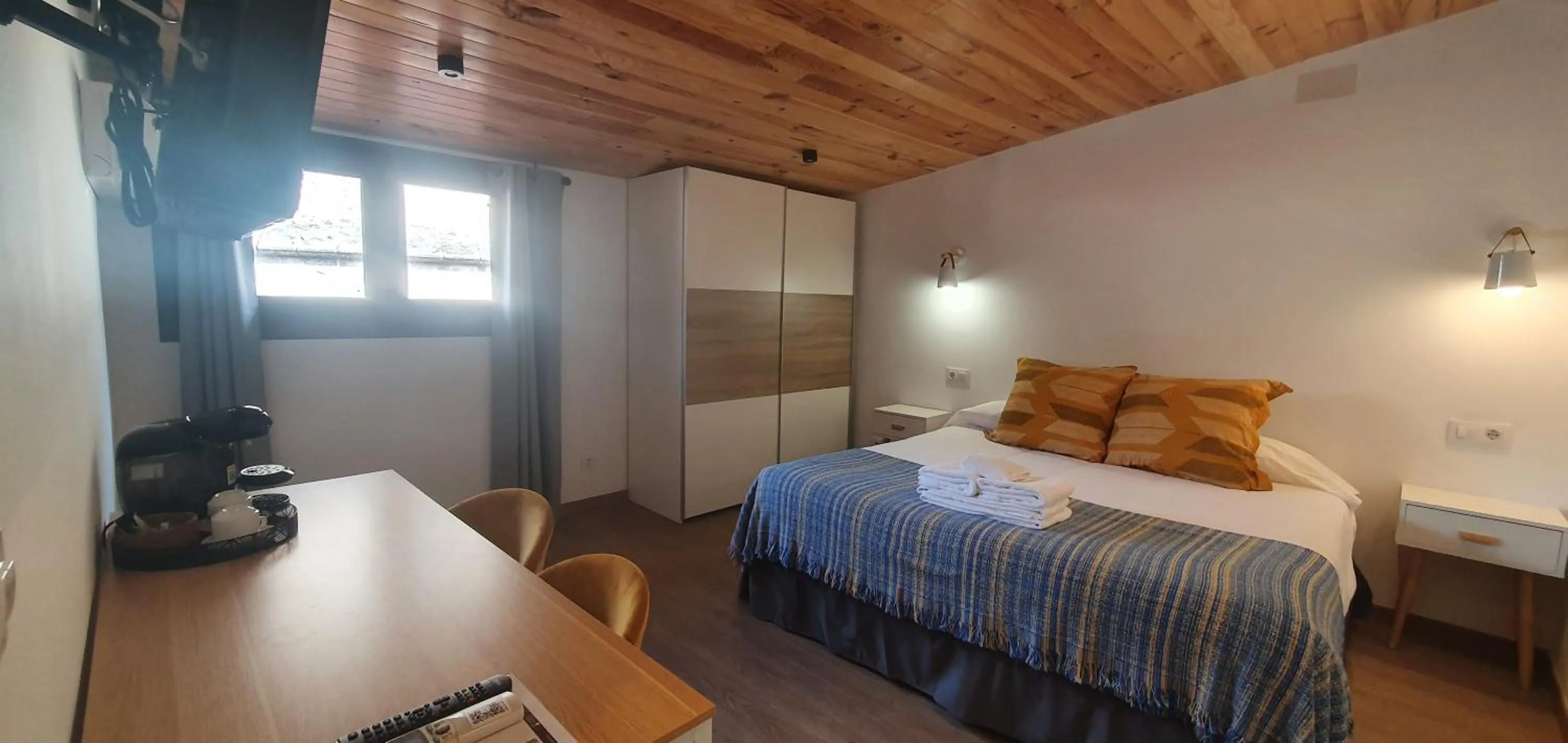 Photo of the whole room, Bed in Hotel Judería Valle del Jerte