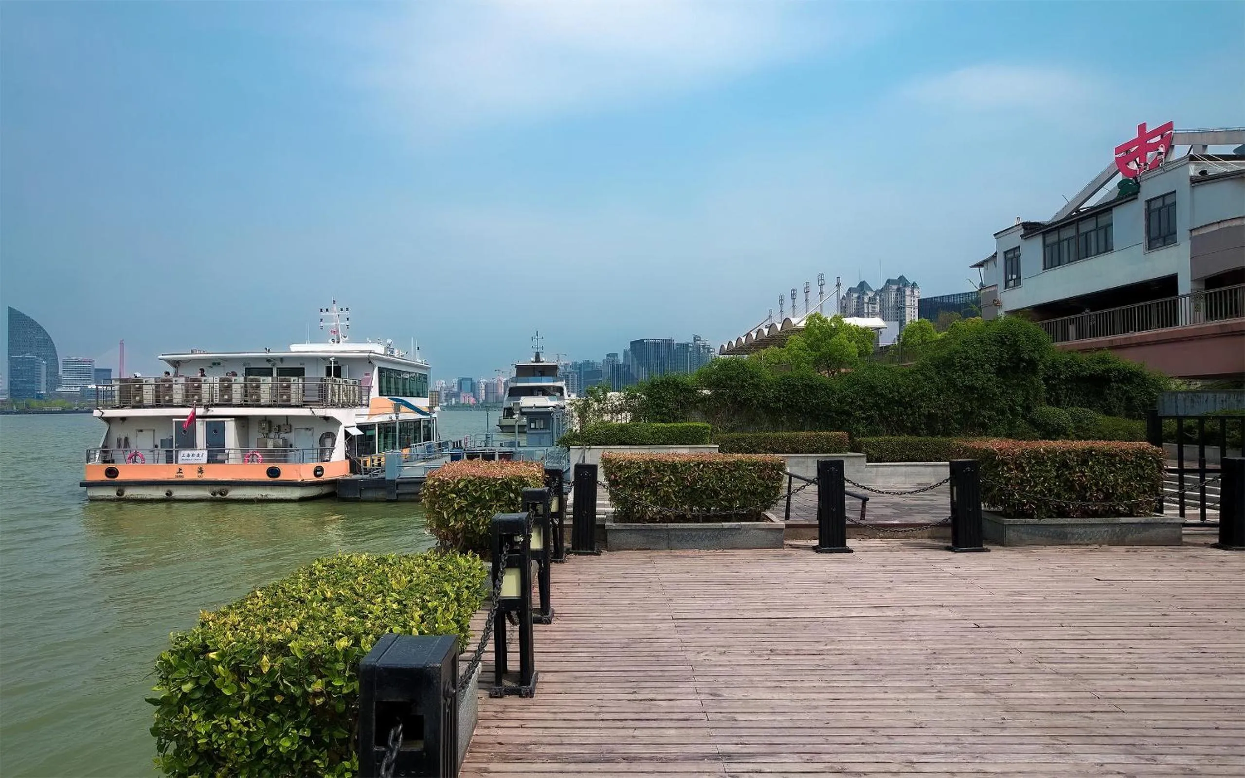 Novotel Atlantis Shanghai - Enjoy our great-valued breakfast in our rooftop revolving restaurant with a stunning river view & utilize our FREE self-serviced laundry