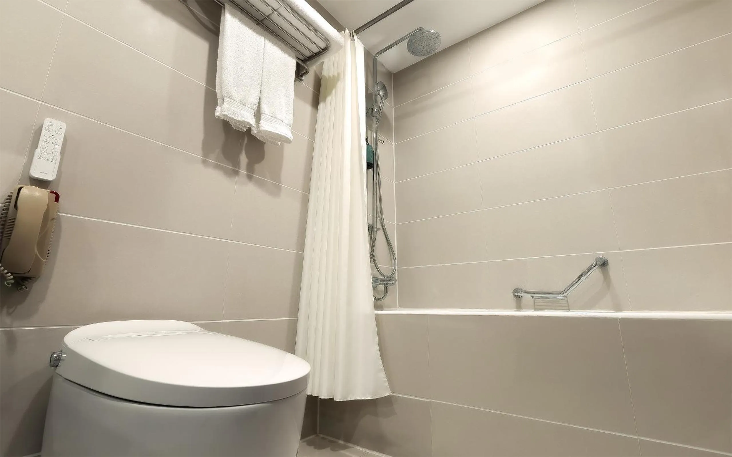 Novotel Atlantis Shanghai - Enjoy our great-valued breakfast in our rooftop revolving restaurant with a stunning river view & utilize our FREE self-serviced laundry