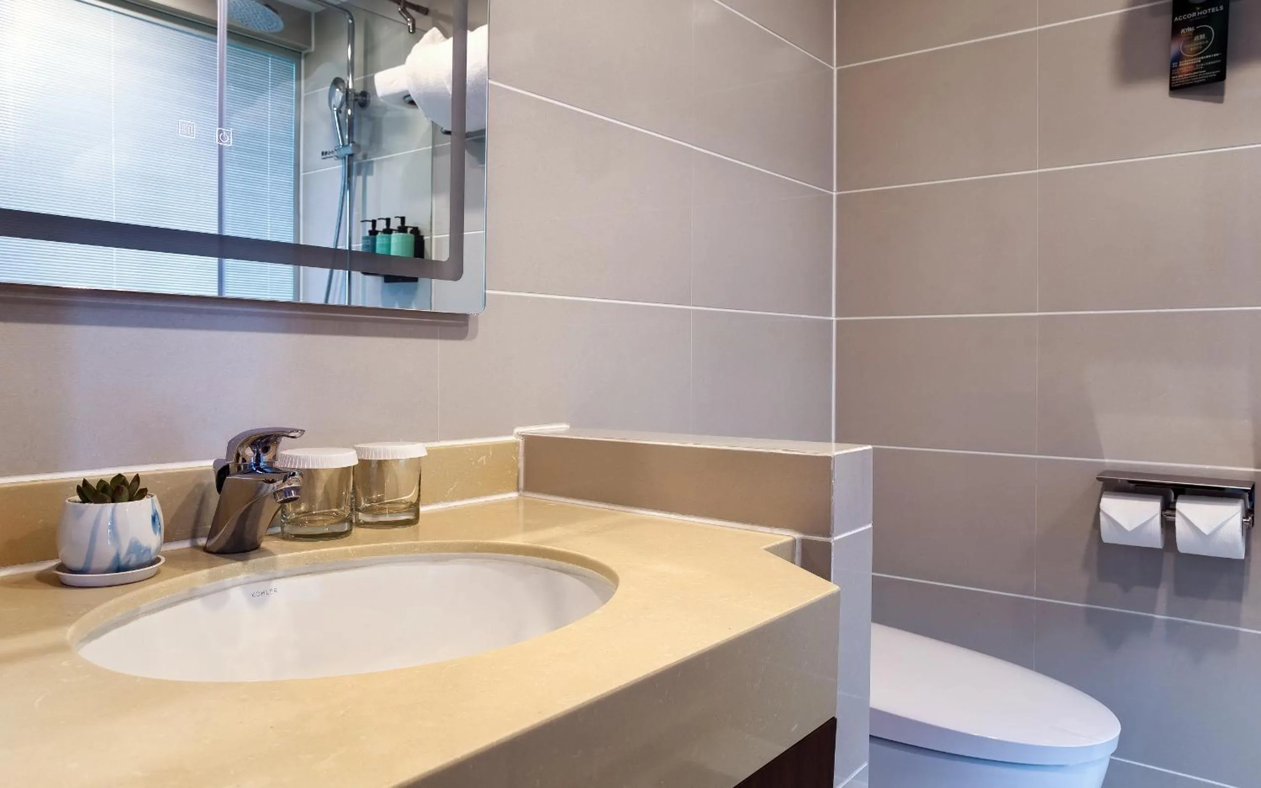 Novotel Atlantis Shanghai - Enjoy our great-valued breakfast in our rooftop revolving restaurant with a stunning river view & utilize our FREE self-serviced laundry