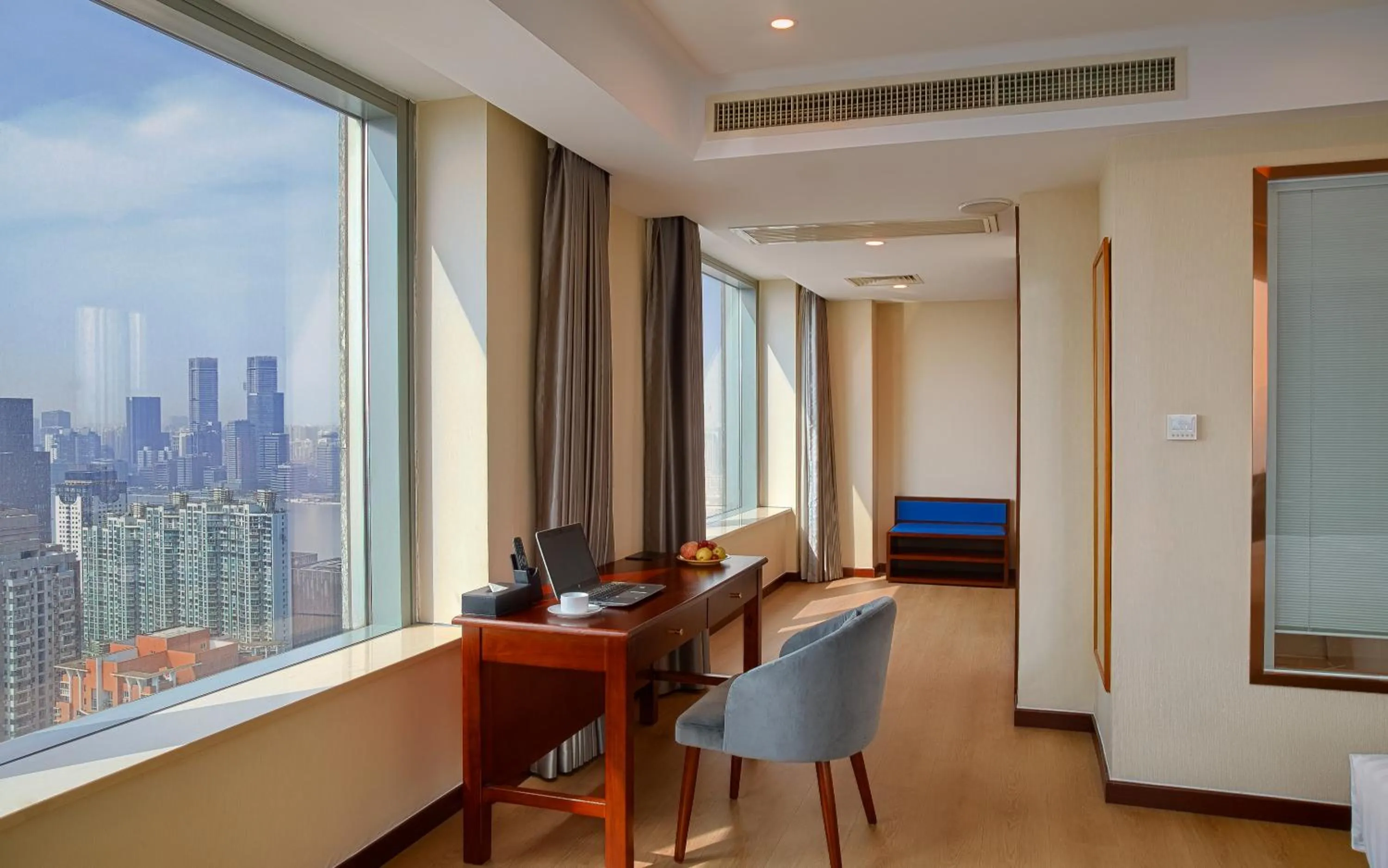 Novotel Atlantis Shanghai - Enjoy our great-valued breakfast in our rooftop revolving restaurant with a stunning river view & utilize our FREE self-serviced laundry