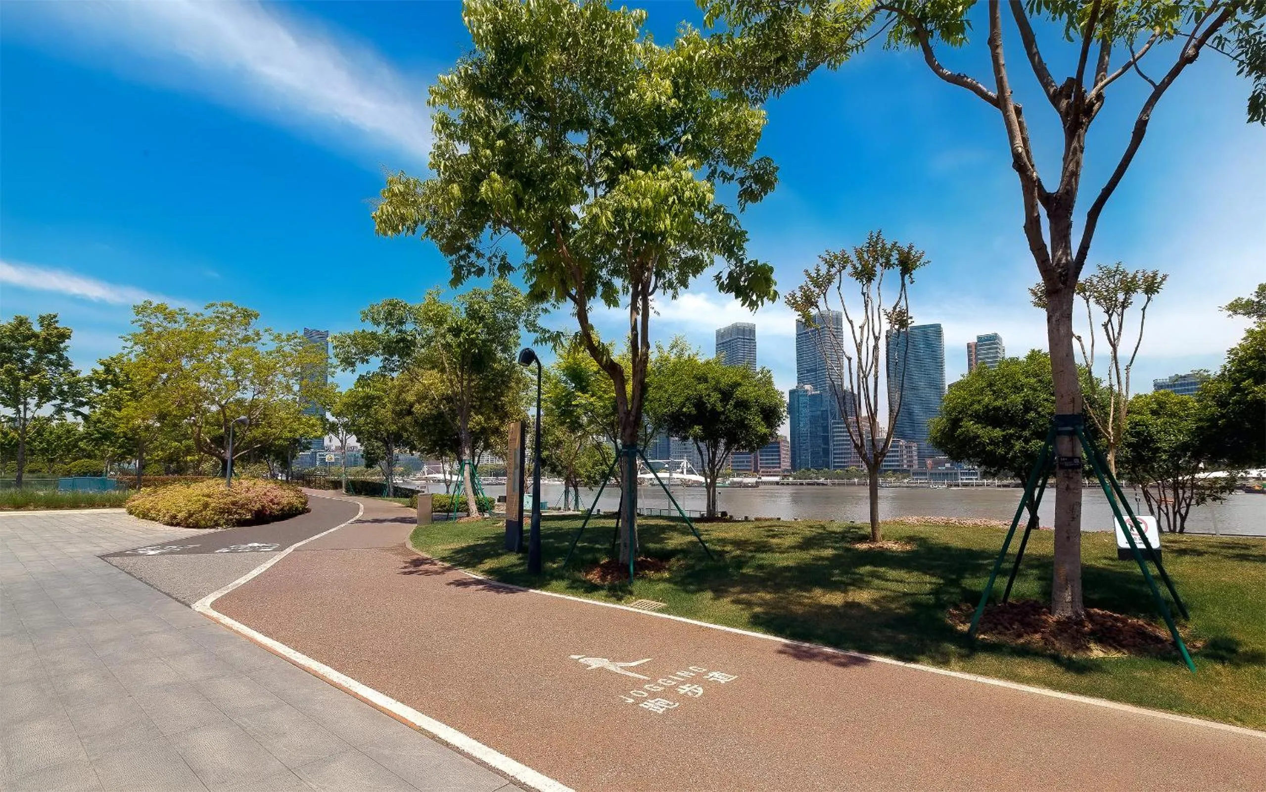 Novotel Atlantis Shanghai - Enjoy our great-valued breakfast in our rooftop revolving restaurant with a stunning river view & utilize our FREE self-serviced laundry