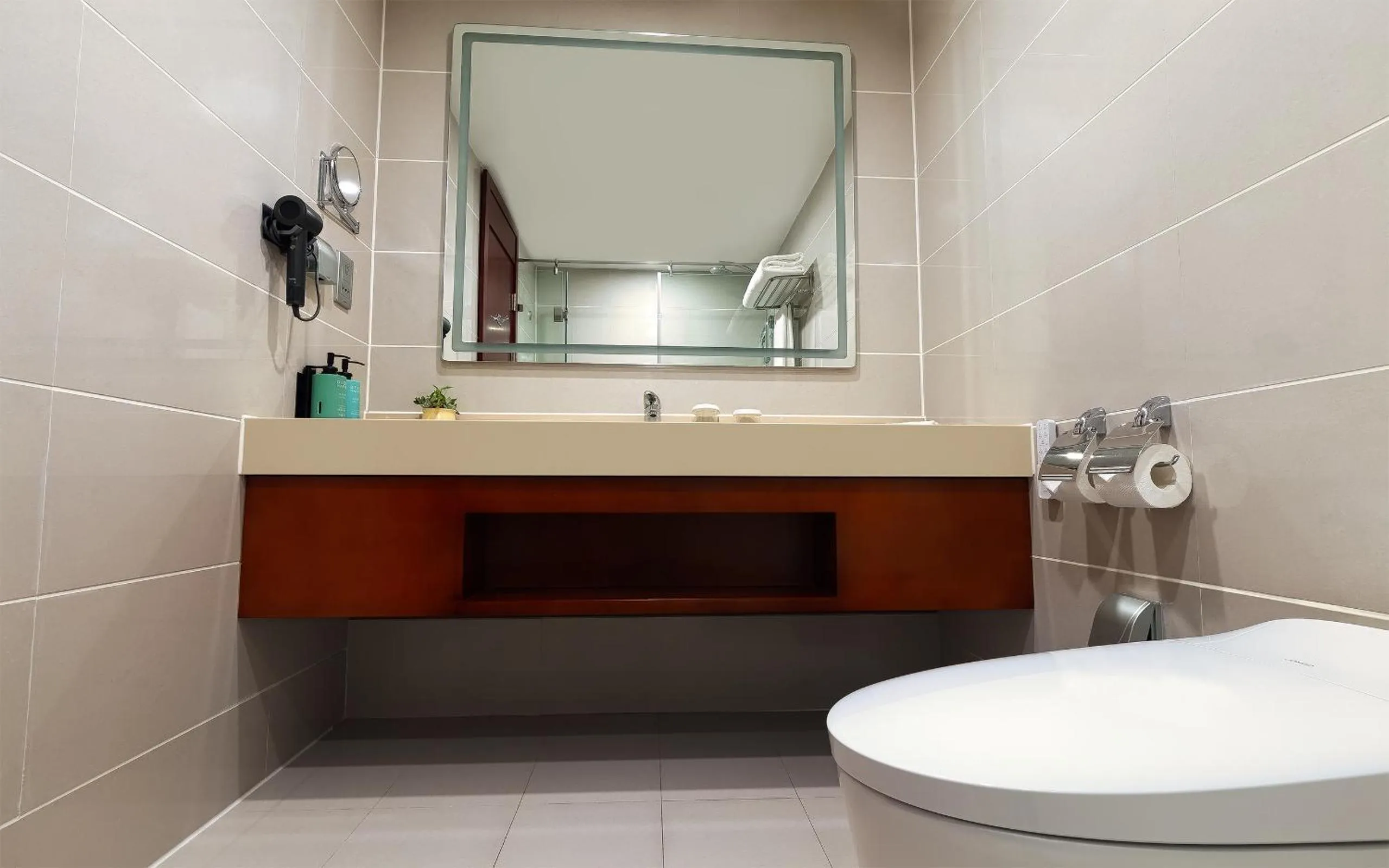 Novotel Atlantis Shanghai - Enjoy our great-valued breakfast in our rooftop revolving restaurant with a stunning river view & utilize our FREE self-serviced laundry