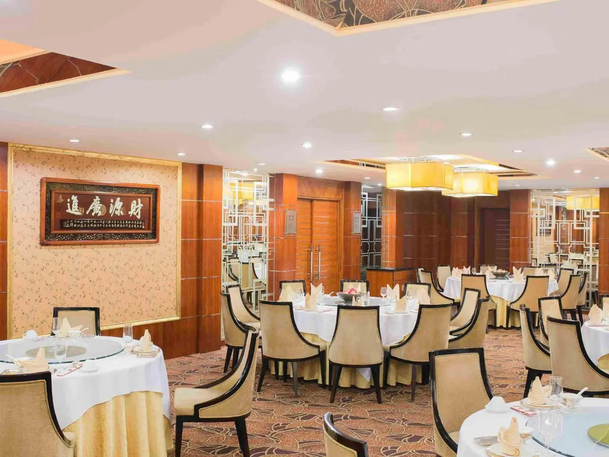 Restaurant/places to eat in Novotel Atlantis Shanghai - Enjoy our great-valued breakfast in our rooftop revolving restaurant with a stunning river view & utilize our FREE self-serviced laundry Restaurant/places to eat in Novotel Atlantis Shanghai - Enjoy our great-valued breakfast in our rooftop revolving restaurant with a stunning river view & utilize our FREE self-serviced laundry