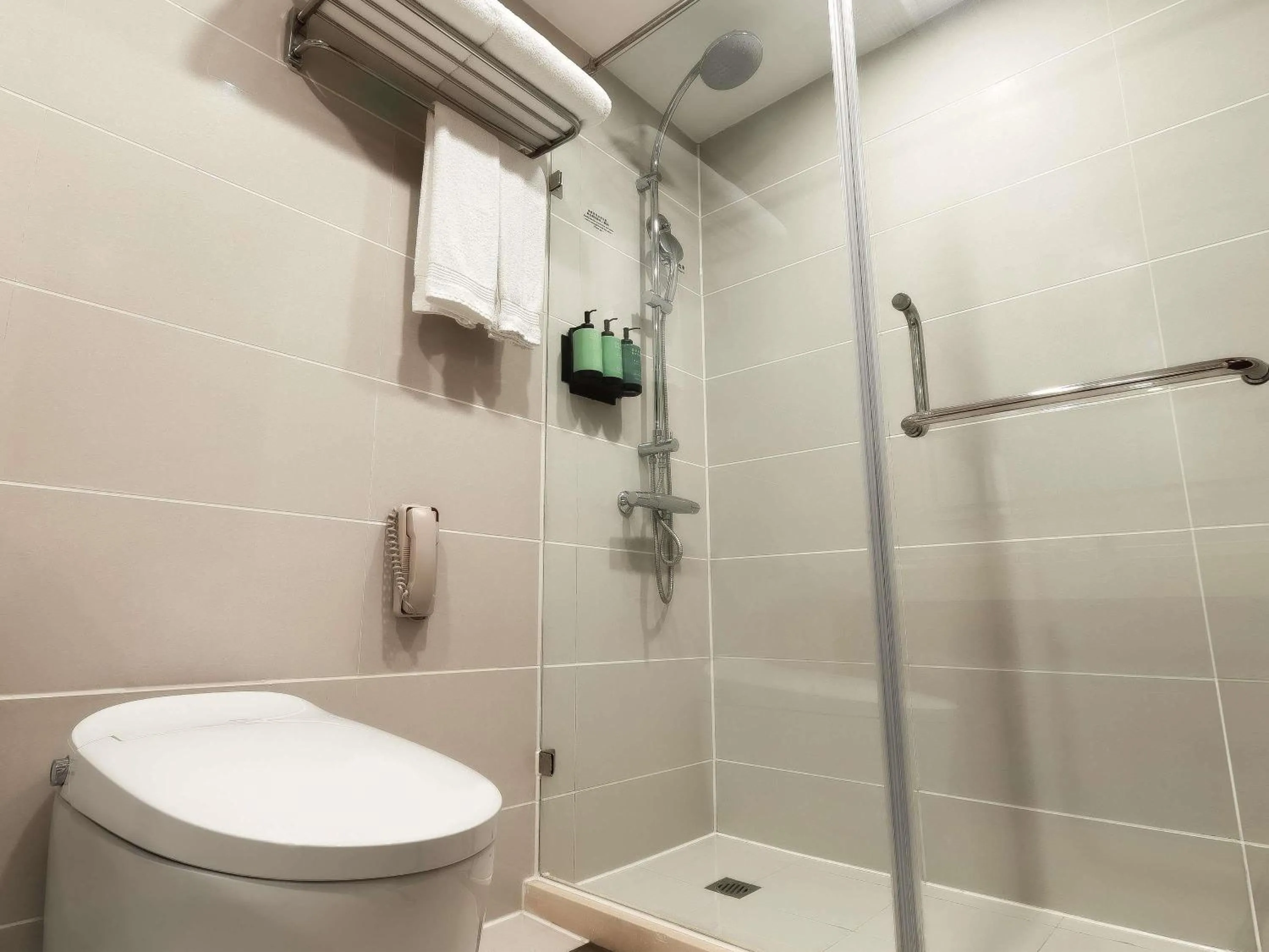 Bedroom in Novotel Atlantis Shanghai - Enjoy our great-valued breakfast in our rooftop revolving restaurant with a stunning river view & utilize our FREE self-serviced laundry