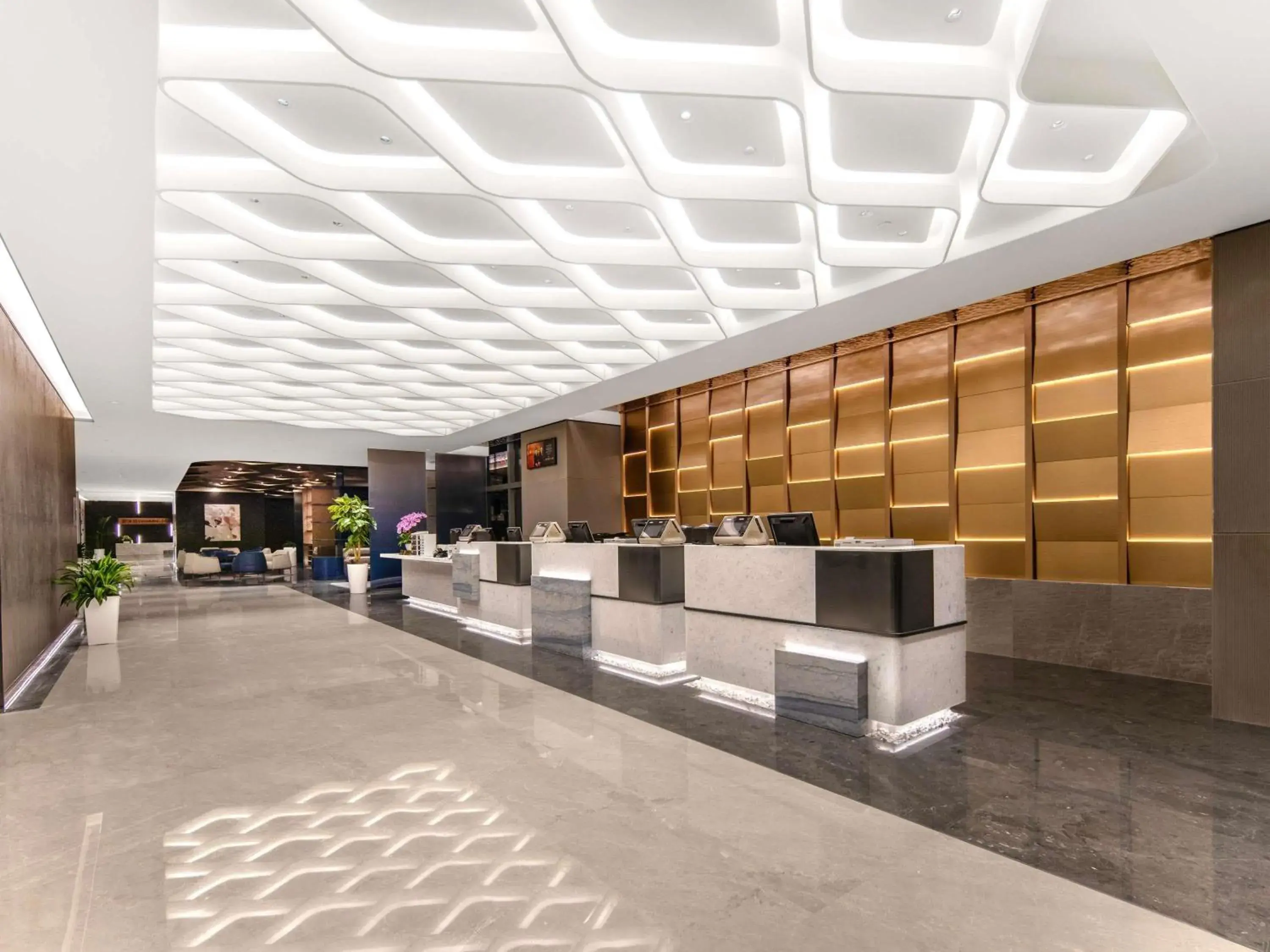 Property building in Novotel Atlantis Shanghai - Enjoy our great-valued breakfast in our rooftop revolving restaurant with a stunning river view & utilize our FREE self-serviced laundry Property building in Novotel Atlantis Shanghai - Enjoy our great-valued breakfast in our rooftop revolving restaurant with a stunning river view & utilize our FREE self-serviced laundry