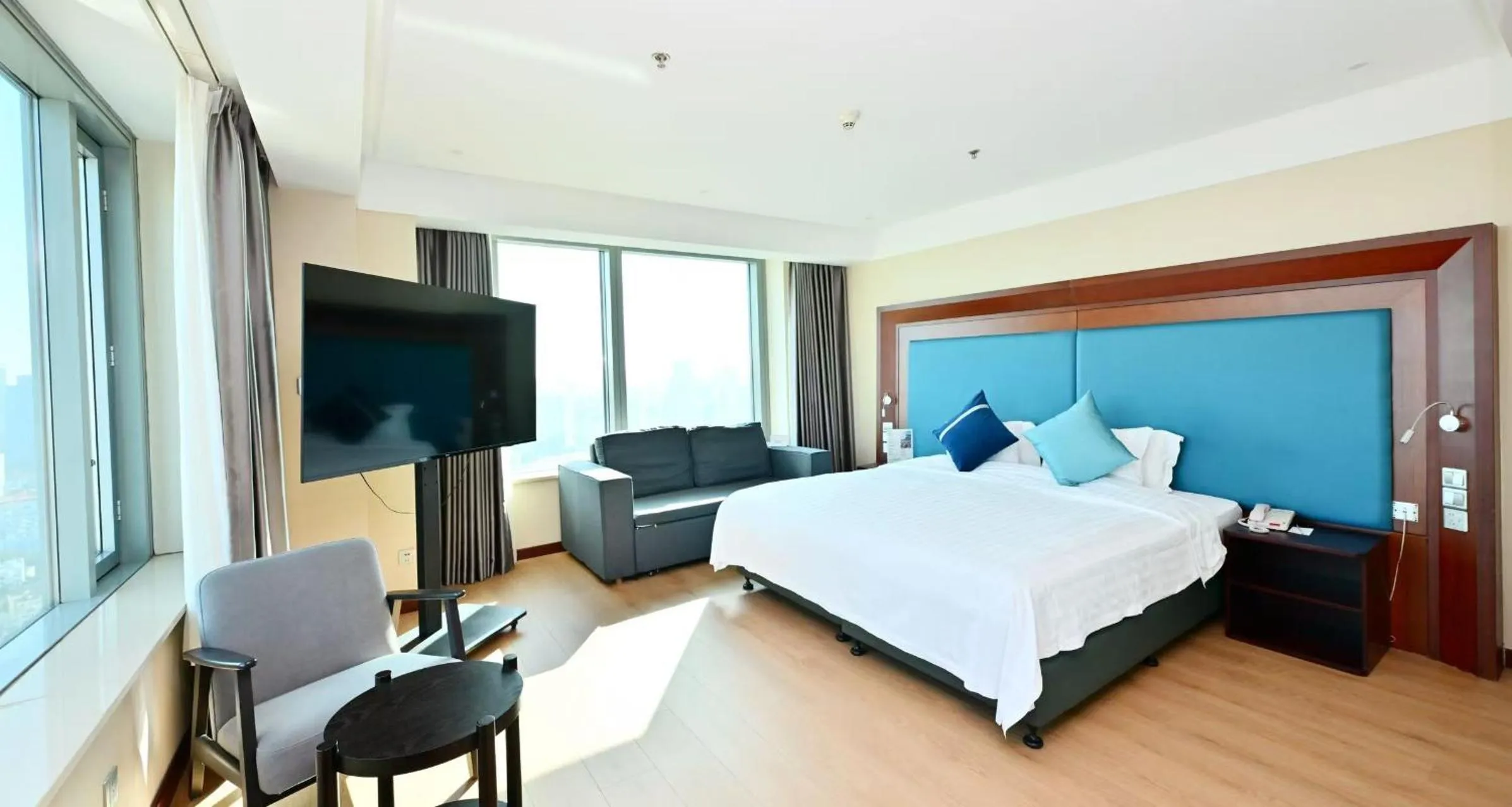 Bed in Novotel Atlantis Shanghai - Enjoy our great-valued breakfast in our rooftop revolving restaurant with a stunning river view & utilize our FREE self-serviced laundry