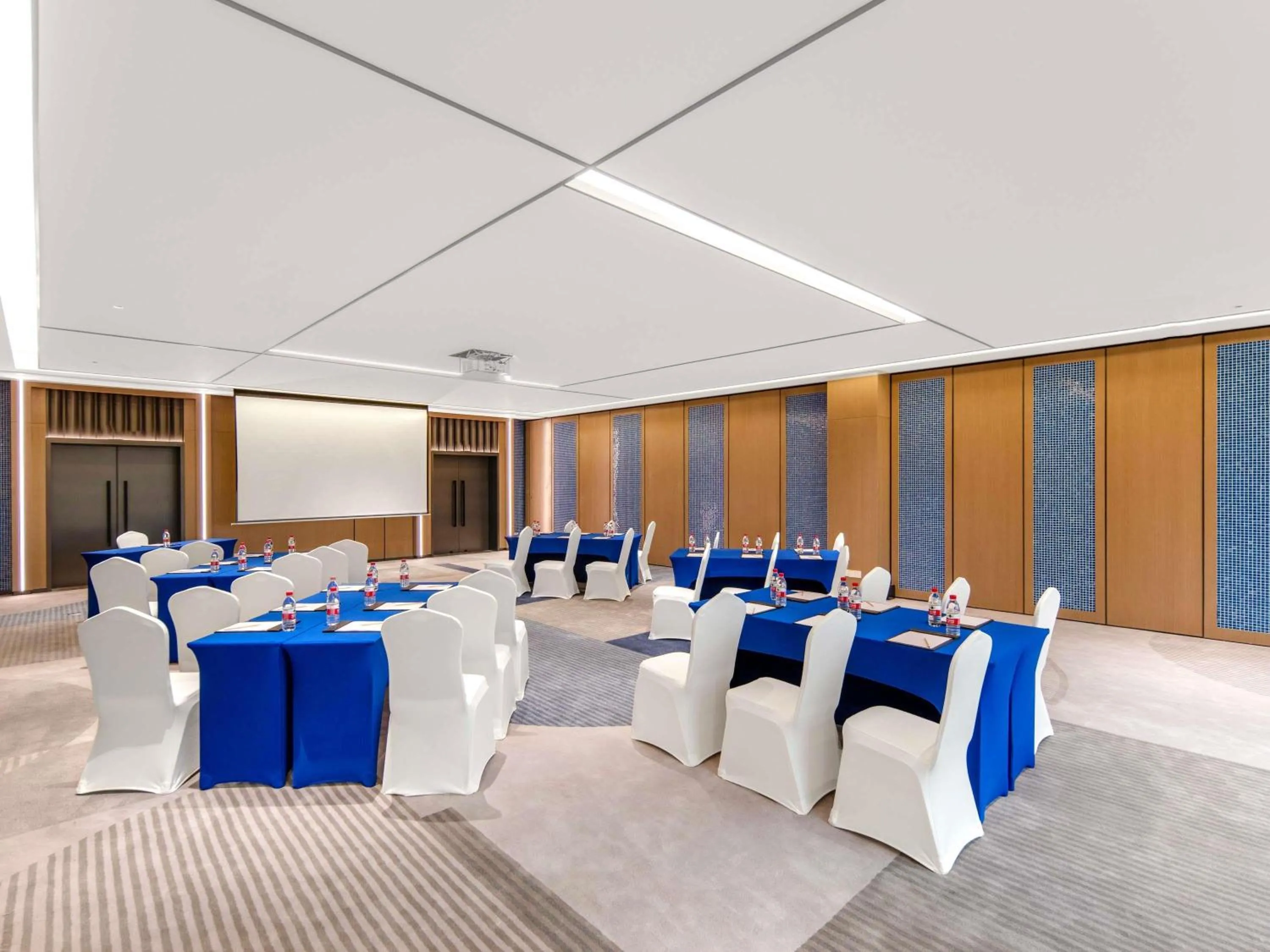 Meeting/conference room in Novotel Atlantis Shanghai - Enjoy our great-valued breakfast in our rooftop revolving restaurant with a stunning river view & utilize our FREE self-serviced laundry