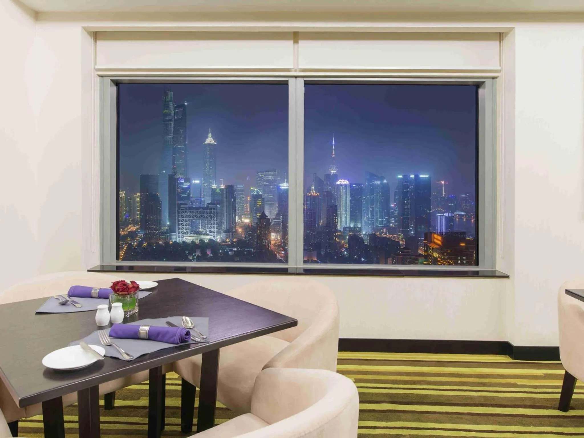 Lounge or bar in Novotel Atlantis Shanghai - Enjoy our great-valued breakfast in our rooftop revolving restaurant with a stunning river view & utilize our FREE self-serviced laundry