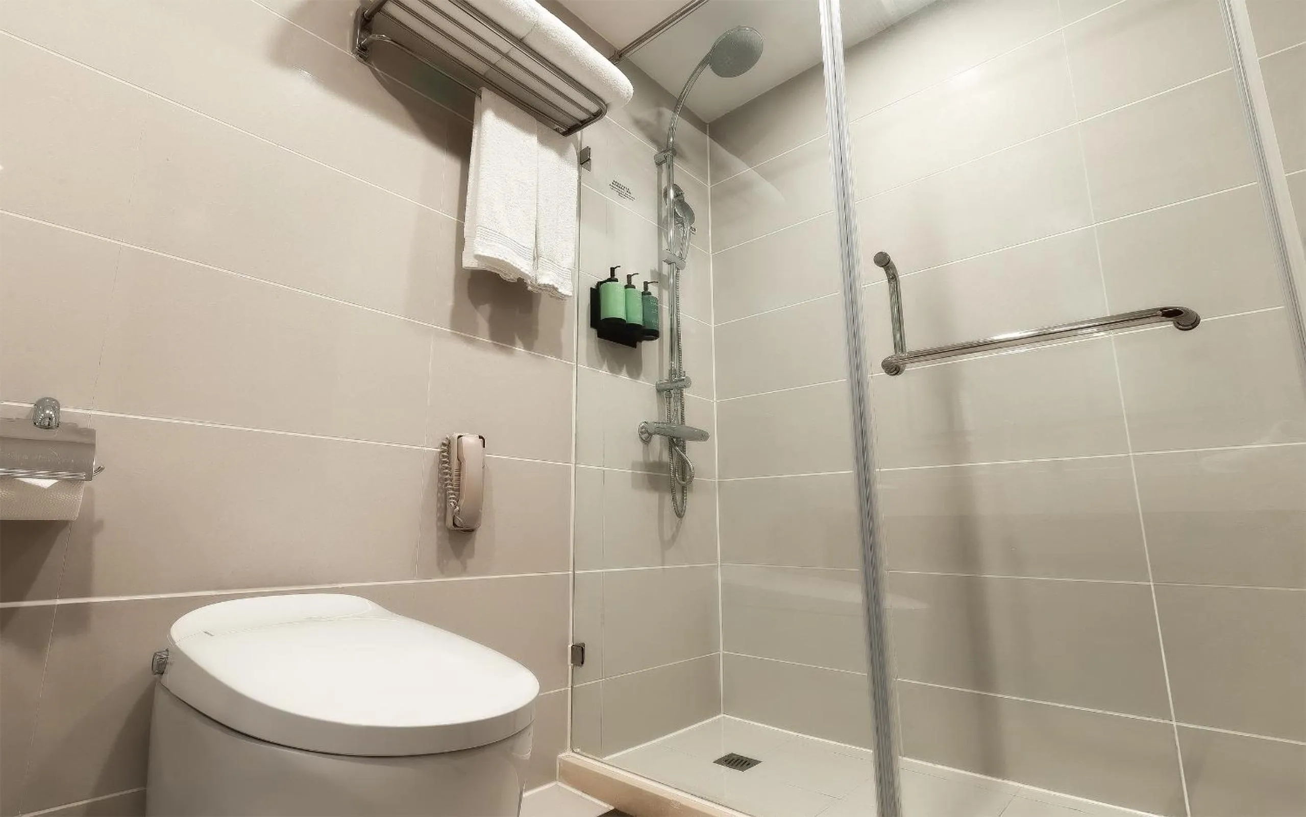 Novotel Atlantis Shanghai - Enjoy our great-valued breakfast in our rooftop revolving restaurant with a stunning river view & utilize our FREE self-serviced laundry