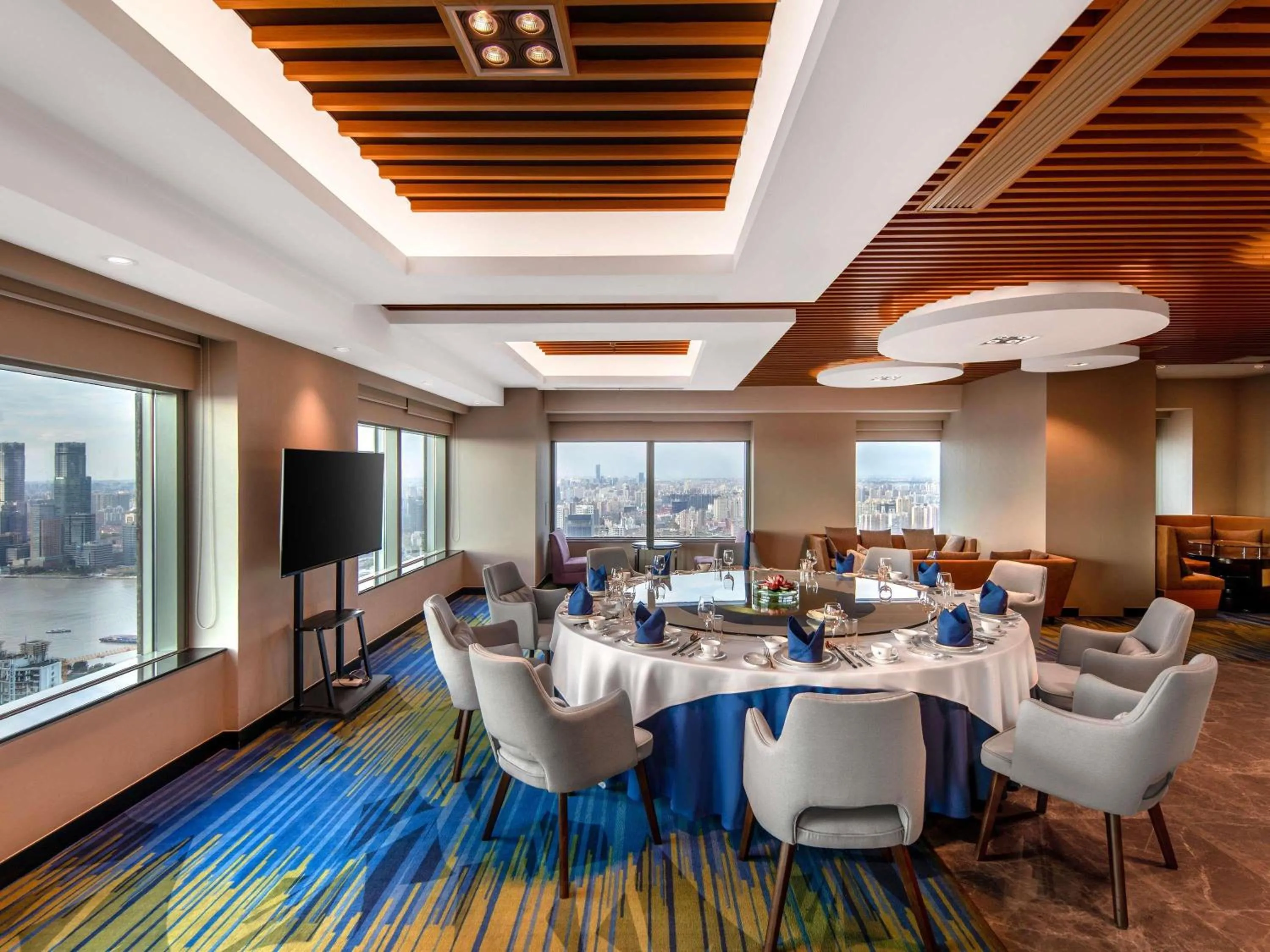 Restaurant/places to eat in Novotel Atlantis Shanghai - Enjoy our great-valued breakfast in our rooftop revolving restaurant with a stunning river view & utilize our FREE self-serviced laundry