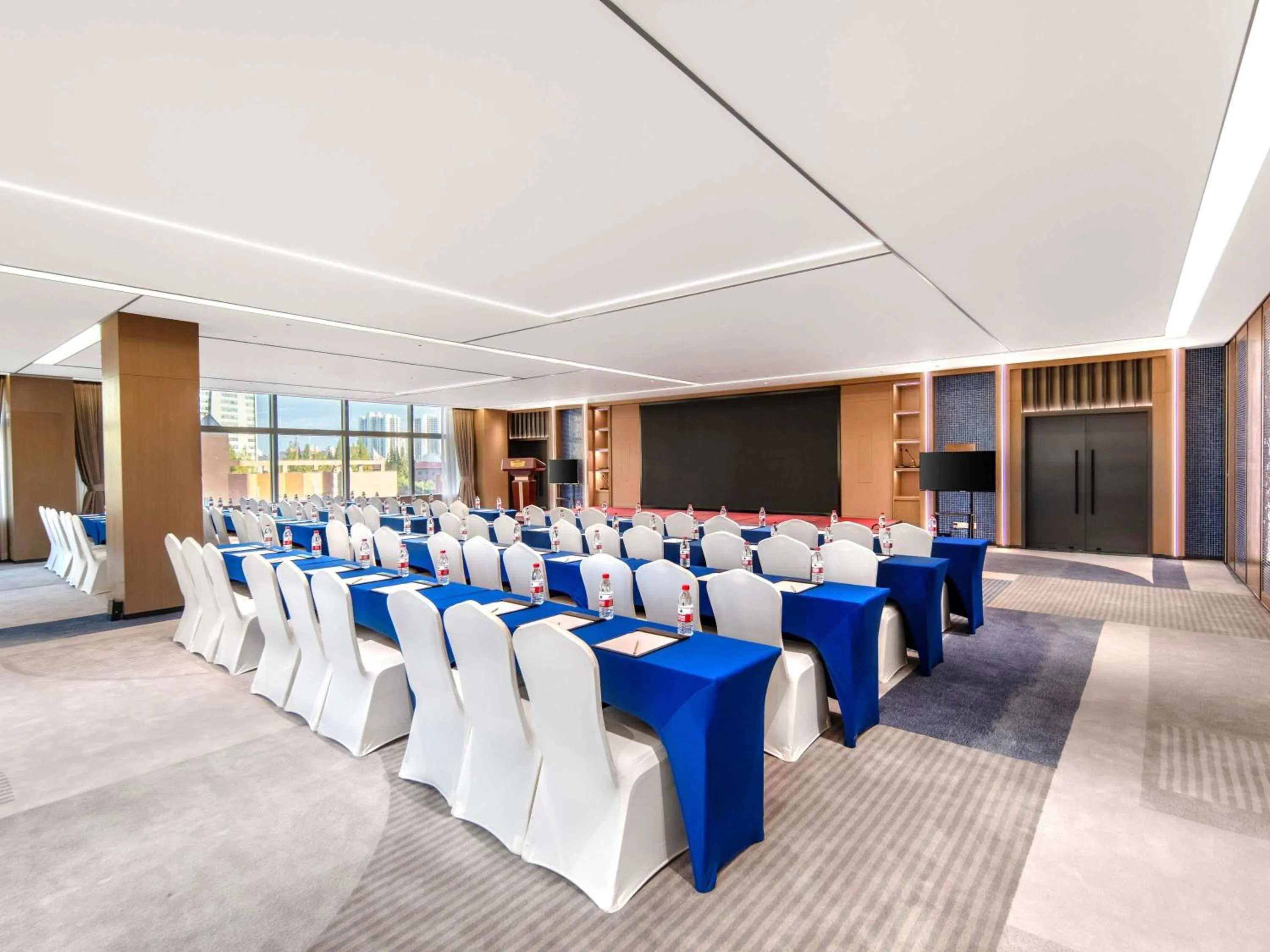 Meeting/conference room in Novotel Atlantis Shanghai - Enjoy our great-valued breakfast in our rooftop revolving restaurant with a stunning river view & utilize our FREE self-serviced laundry