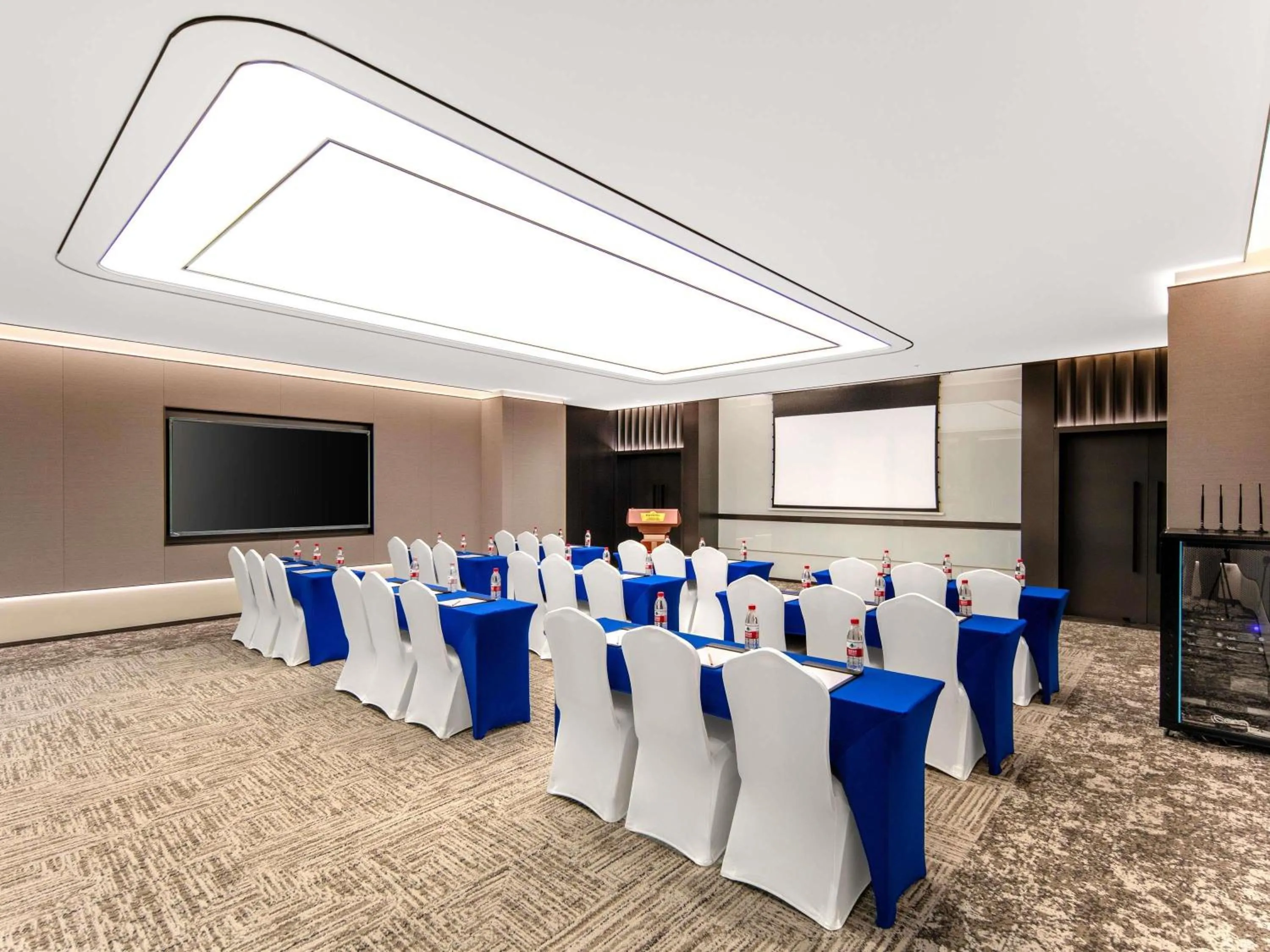 Meeting/conference room in Novotel Atlantis Shanghai - Enjoy our great-valued breakfast in our rooftop revolving restaurant with a stunning river view & utilize our FREE self-serviced laundry
