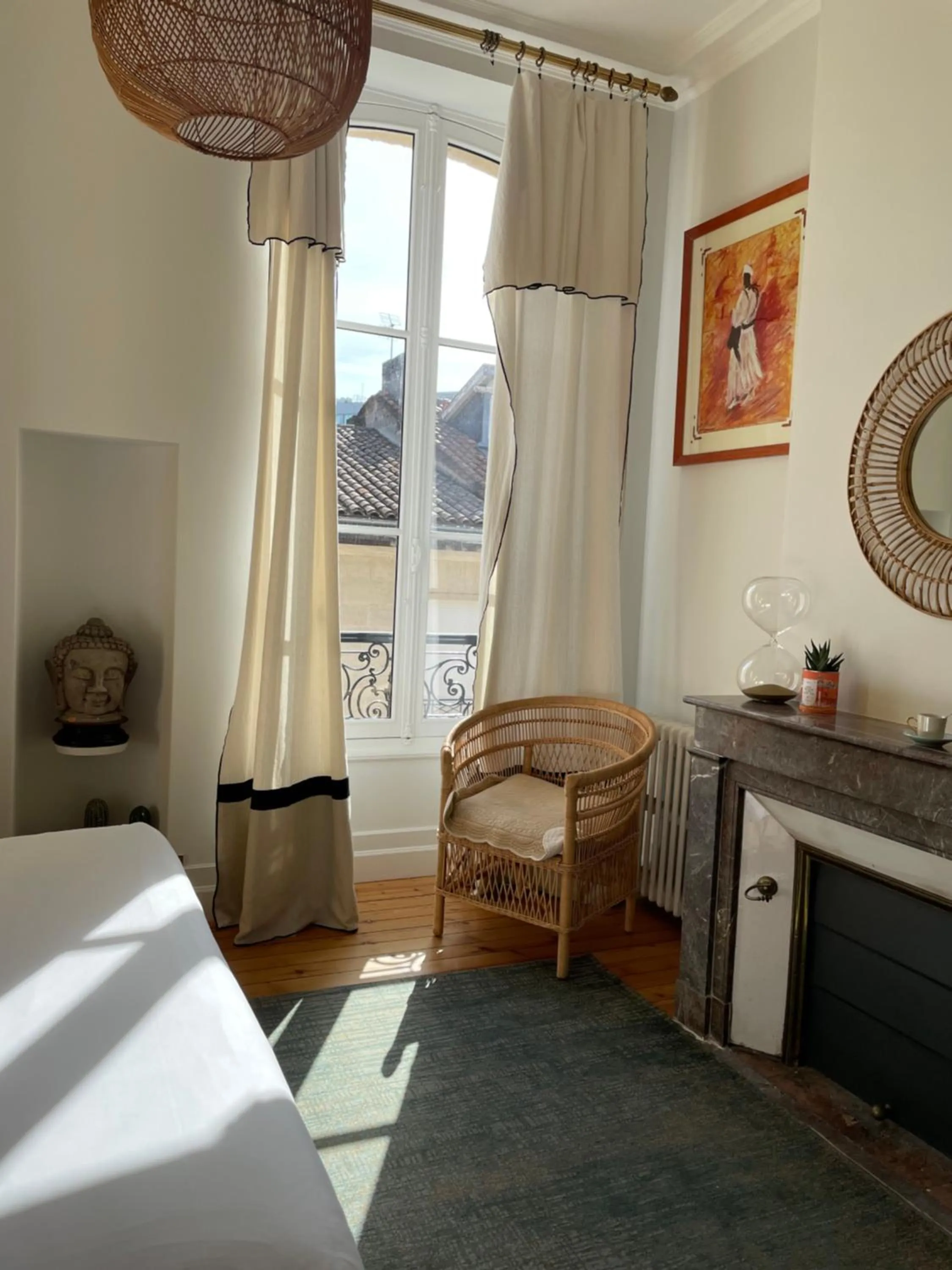 Quiet street view, Bed in Maison Manège Bordeaux Centre