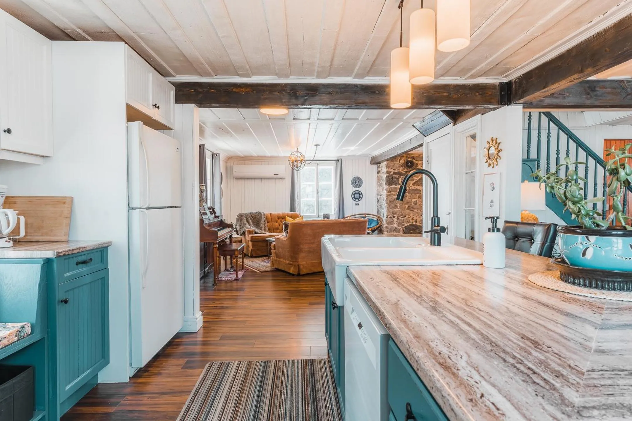 Communal kitchen in Auberge de l'Ouest