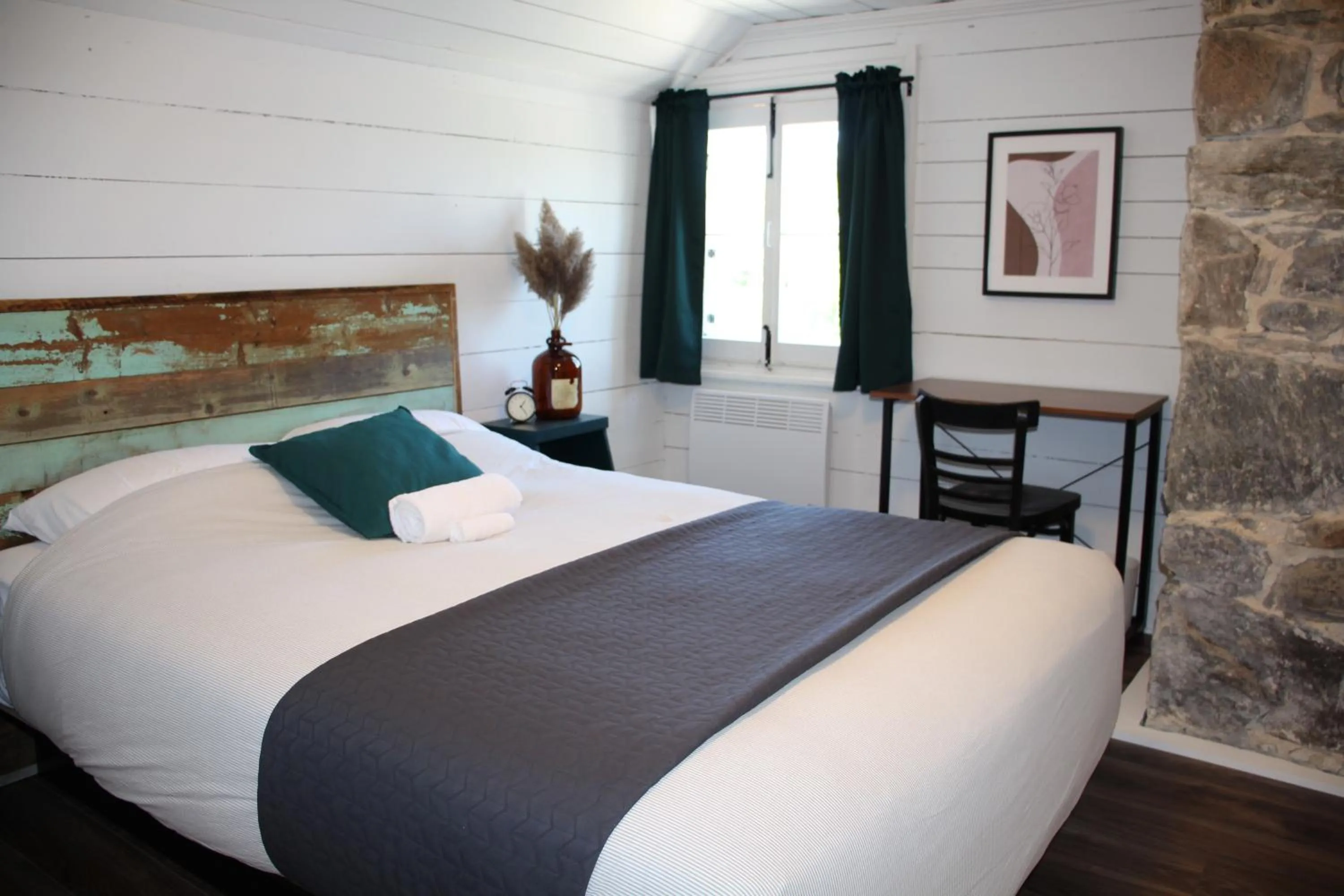 Bedroom, Bed in Auberge de l'Ouest