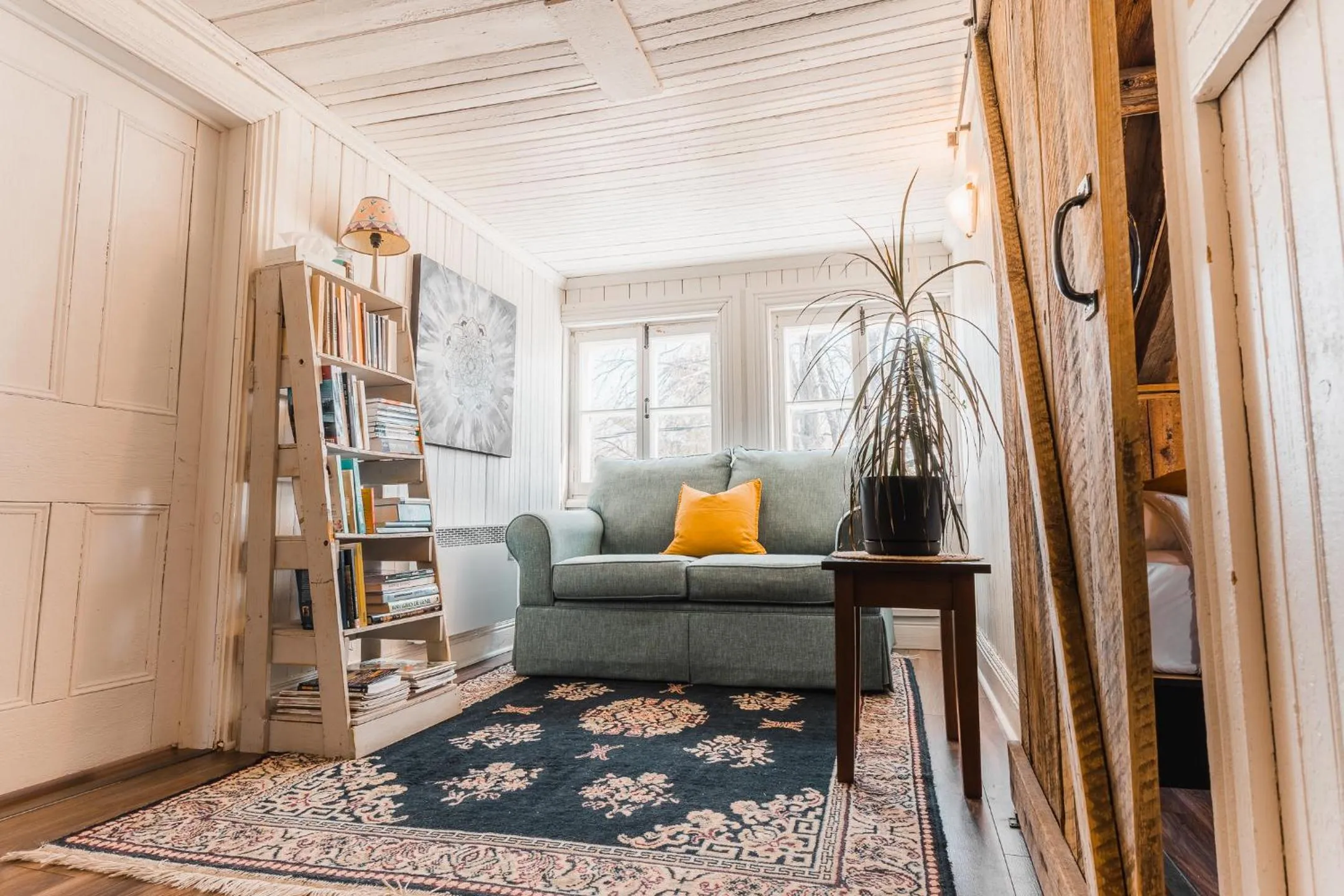 Seating area in Auberge de l'Ouest