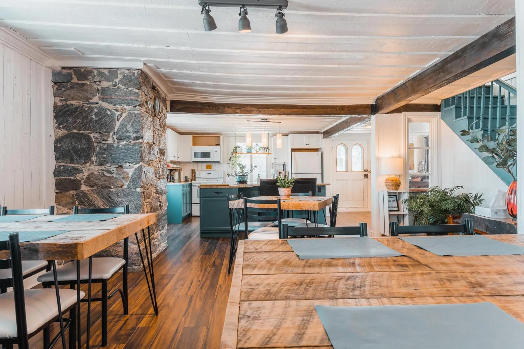 Communal kitchen in Auberge de l'Ouest