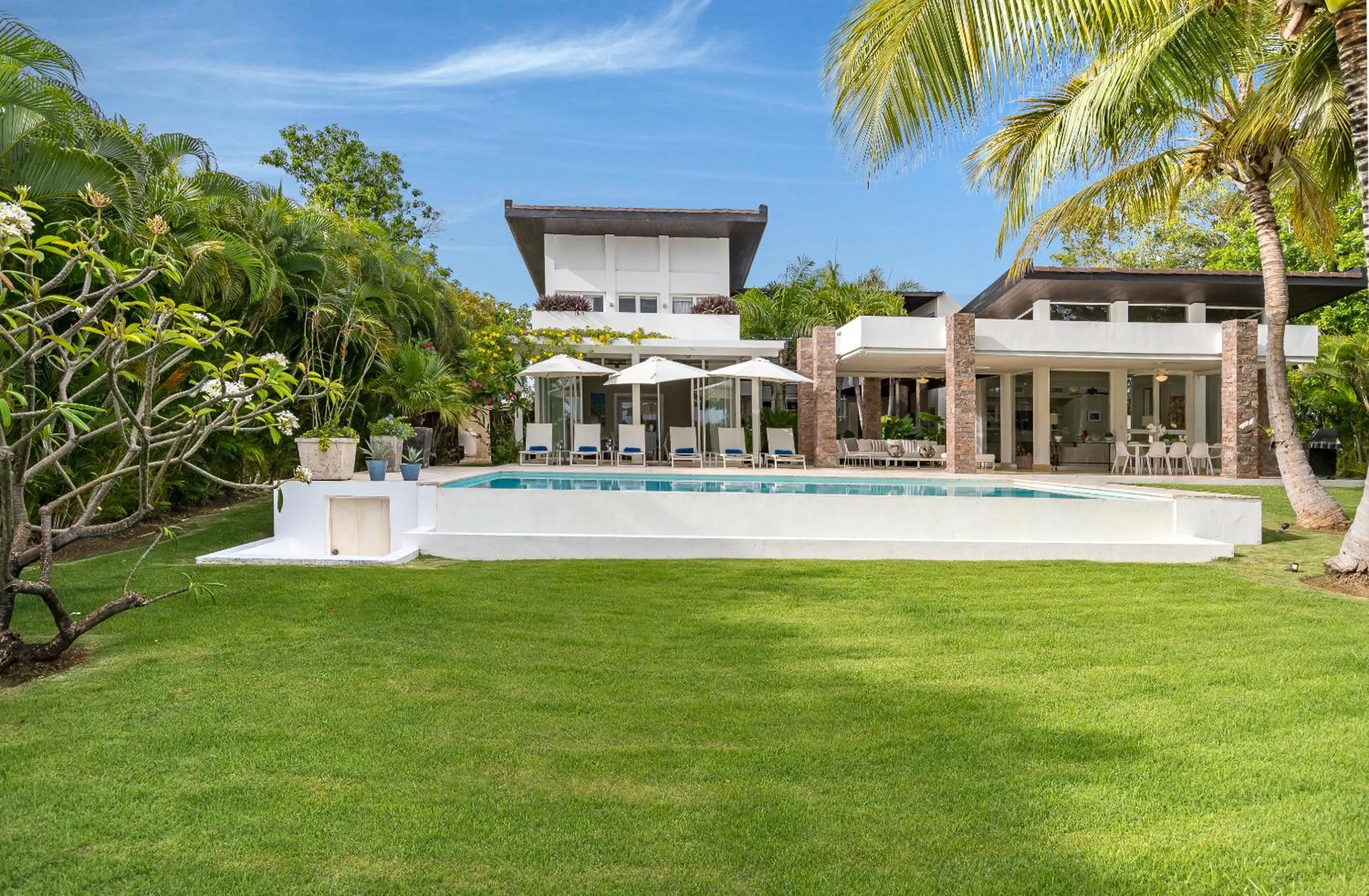 Property building in Unbelievable Villa with Pool - Perfect Family Vacay
